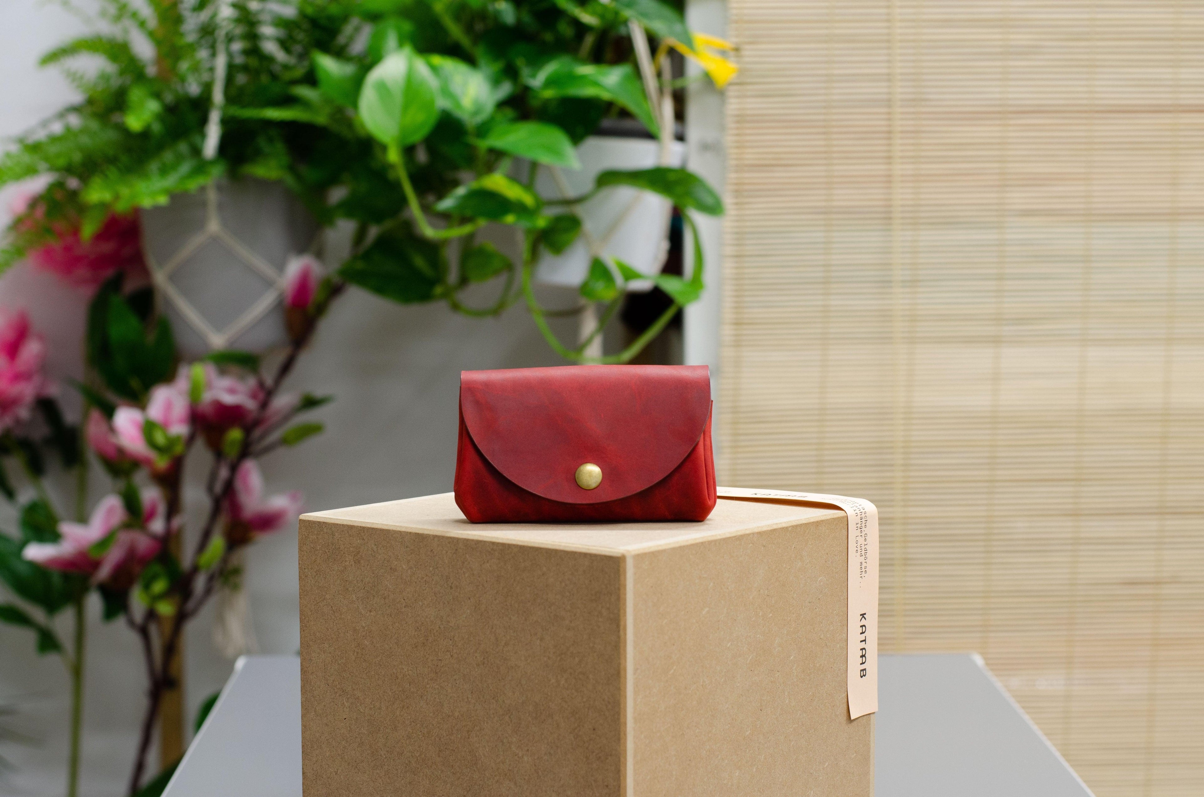 Kleine Geldbeutel für Damen. Minimalistisches Portemonnaie für Frauen. Geschenke für Sie. Schlanke Brieftasche. Größe cir. 11,5x8x3,5cm. - KATAAB