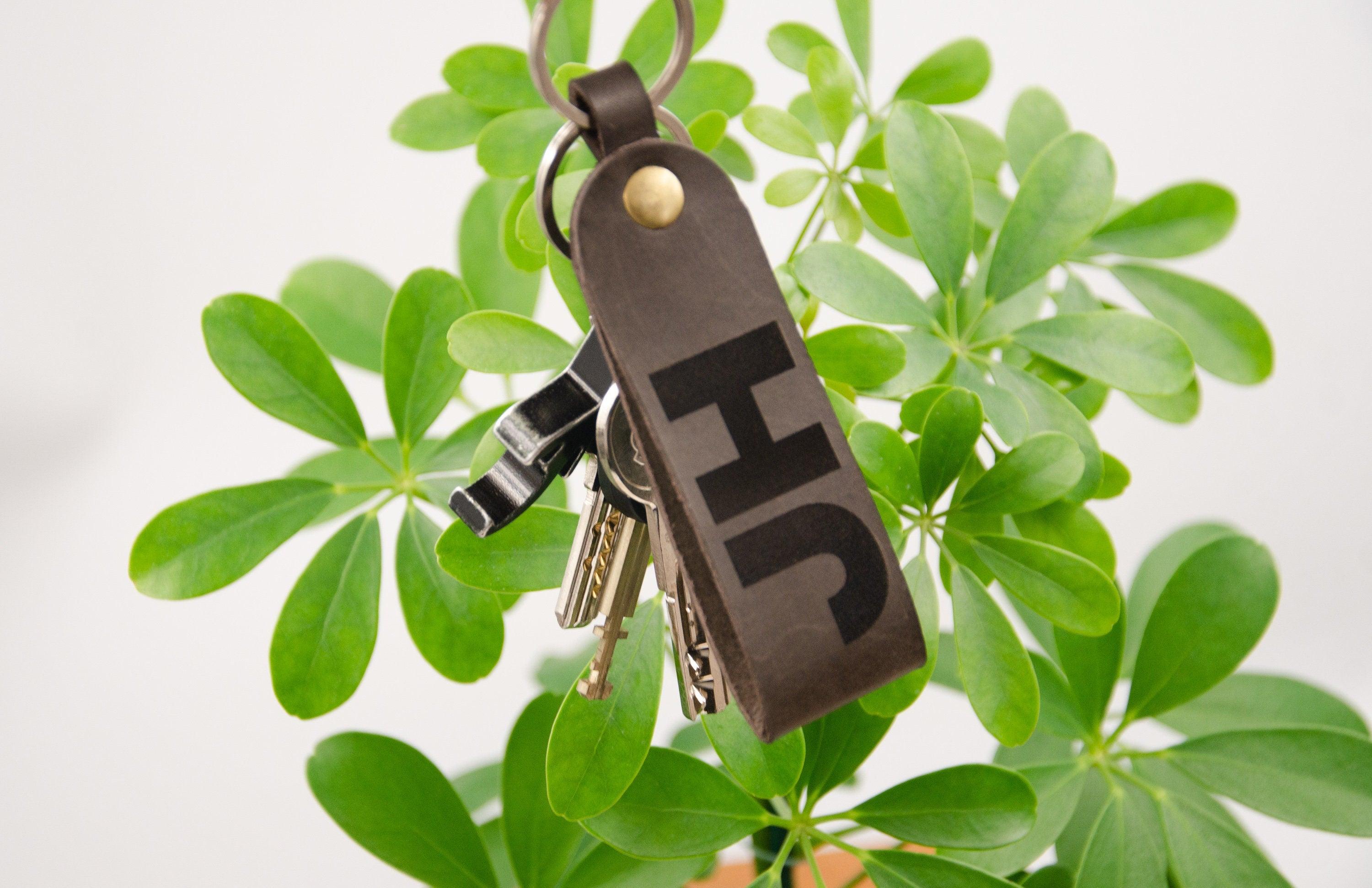 Monogramm-Schlüsselanhänger. Personalisierter Schlüsselanhänger mit Gravur. Geschenk zum Vatertag, Geschenk für ihn. Geburtstagsgeschenk. - KATAAB