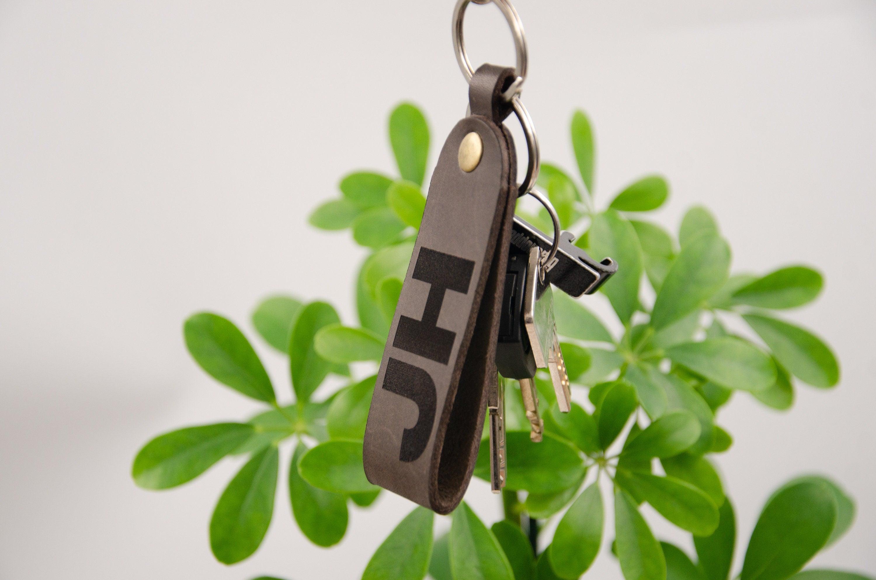 Monogramm-Schlüsselanhänger. Personalisierter Schlüsselanhänger mit Gravur. Geschenk zum Vatertag, Geschenk für ihn. Geburtstagsgeschenk. - KATAAB