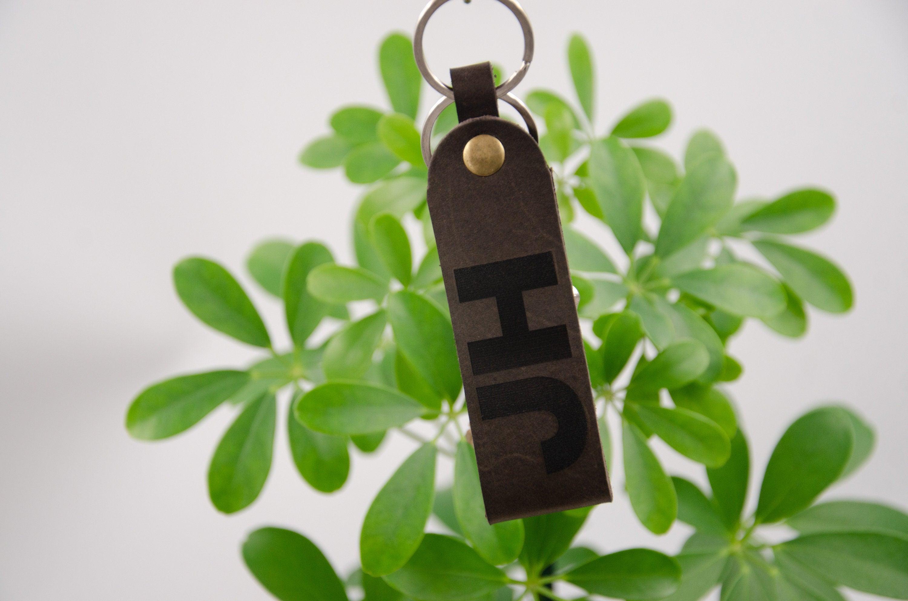 Monogramm-Schlüsselanhänger. Personalisierter Schlüsselanhänger mit Gravur. Geschenk zum Vatertag, Geschenk für ihn. Geburtstagsgeschenk. - KATAAB