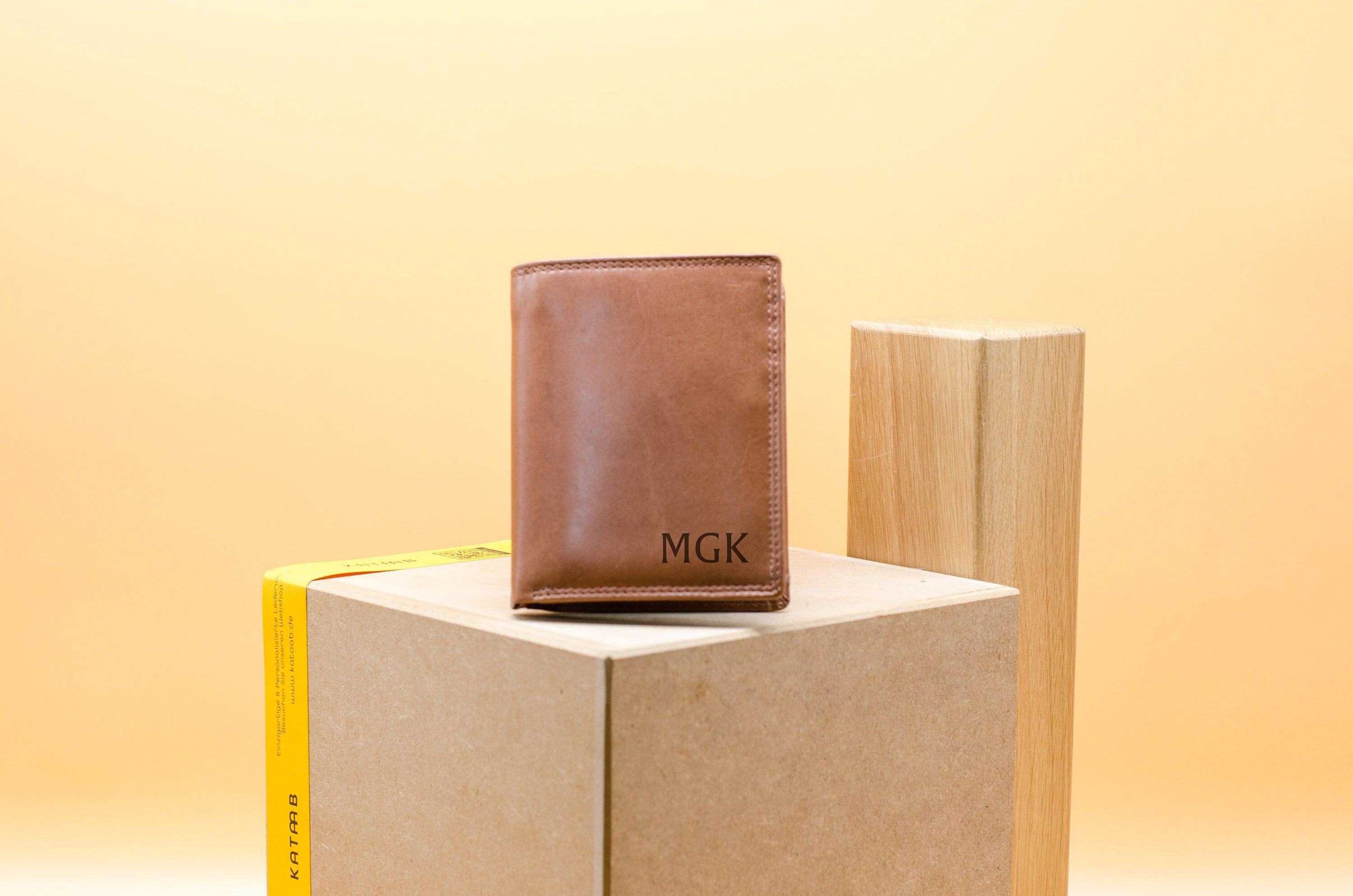 Personalisierte Geldbörse für Männer mit Gravur cir.9x12cm. Monogrammed Brieftasche für Herren. Geschenk zum Vatertag. Geldbeutel für Papa. - KATAAB