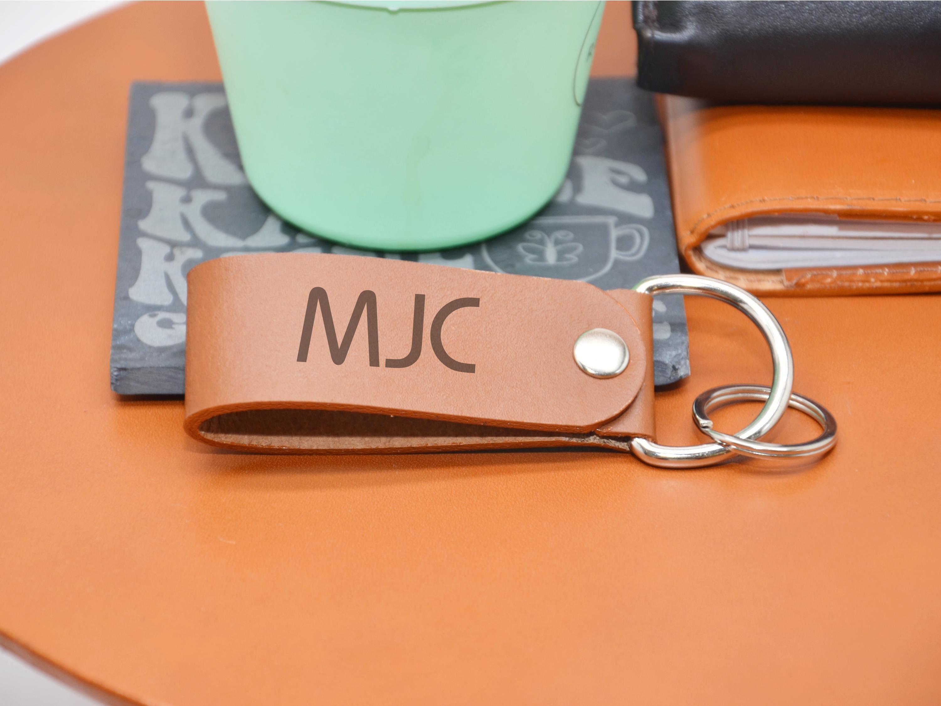 Monogramm-Schlüsselanhänger. Personalisierter Schlüsselanhänger mit Gravur. Geschenk zum Vatertag, Geschenk für ihn. Geburtstagsgeschenk. - KATAAB