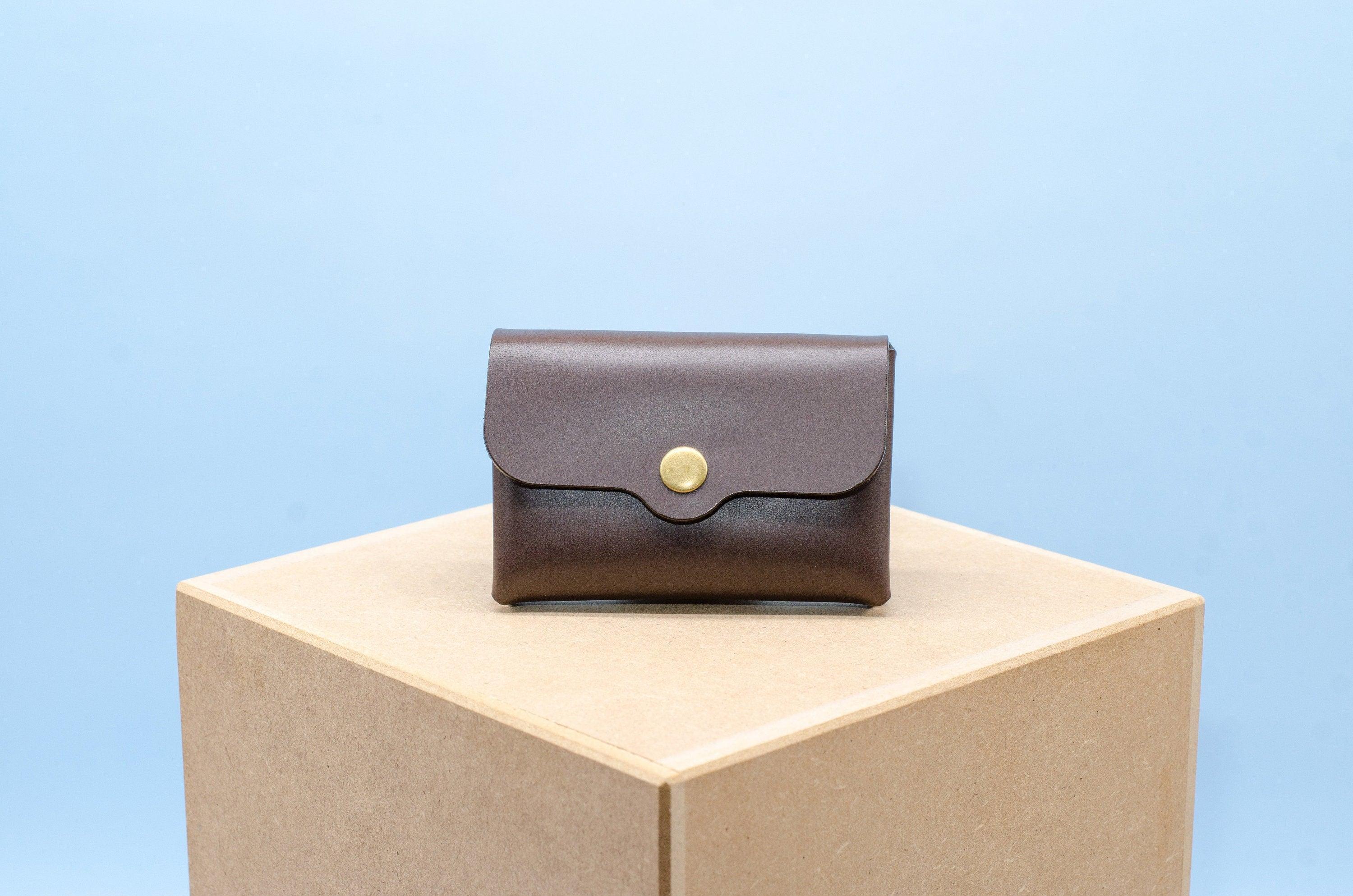 Klein aber essenziell: Wie minimalistische Leder-Accessoires den Alltag verbessern - KATAAB