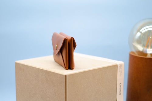 Kleines Portemonnaie für Damen mit doppelter Vordertasche (Double face). Größe cir. 11x7x3cm. Minimalistischer Leder Geldbeutel (Unisex). - KATAAB