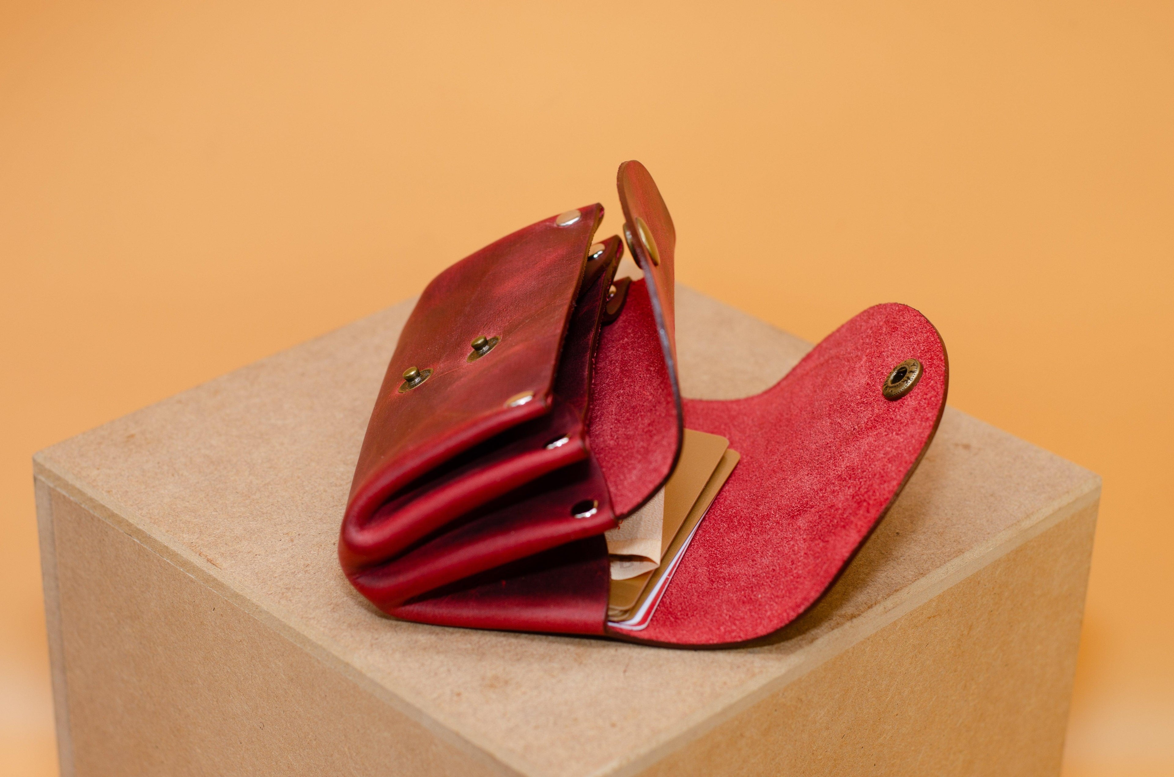 Kleine Geldbeutel für Damen. Minimalistisches Portemonnaie für Frauen. Geschenke für Sie. Schlanke Brieftasche. Größe cir. 11,5x8x3,5cm. - KATAAB