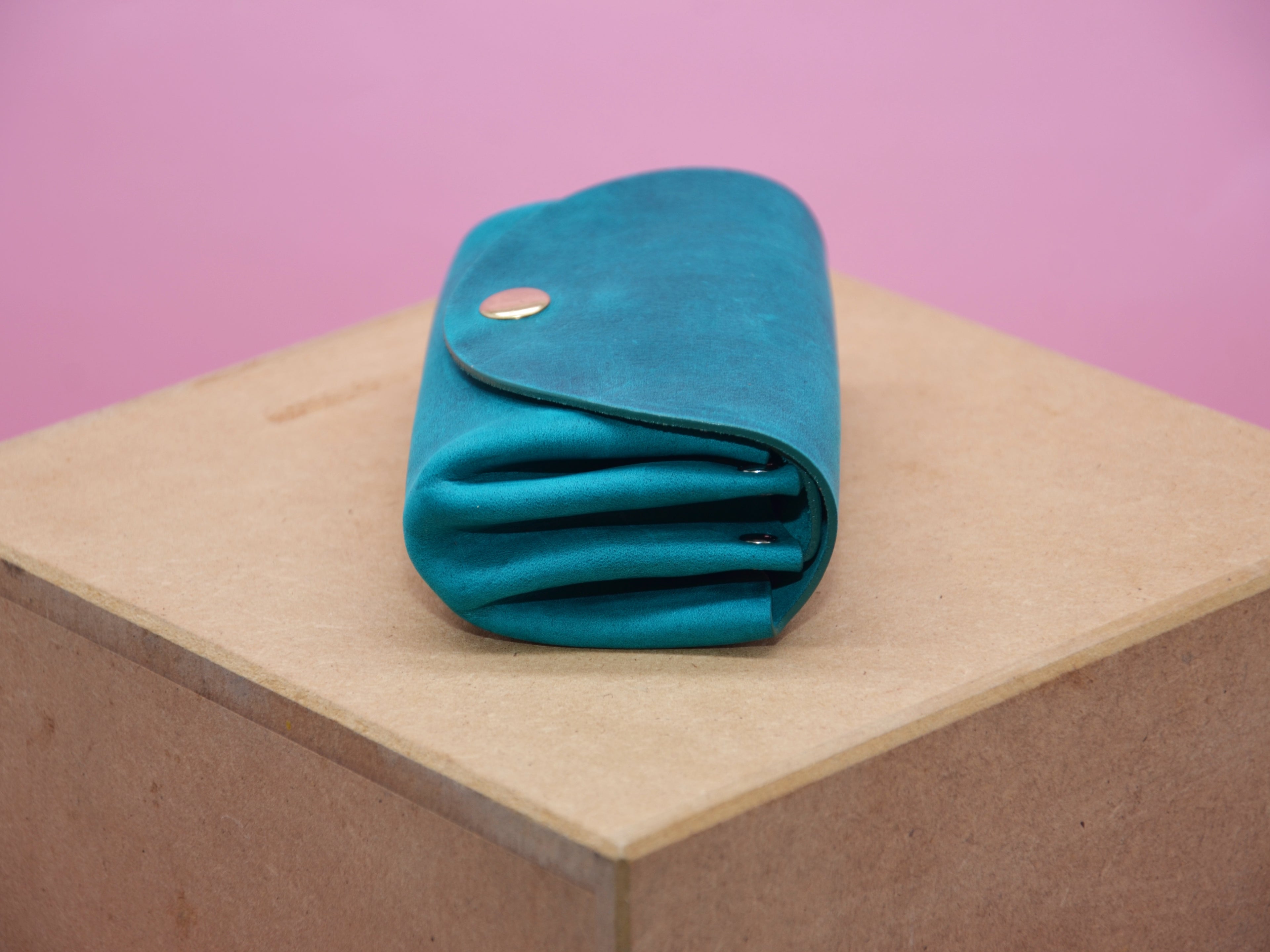 Small wallets for women. Minimalist wallet for women. Gifts for her. Slim wallet. Size approx. 11.5x8x3.5cm.