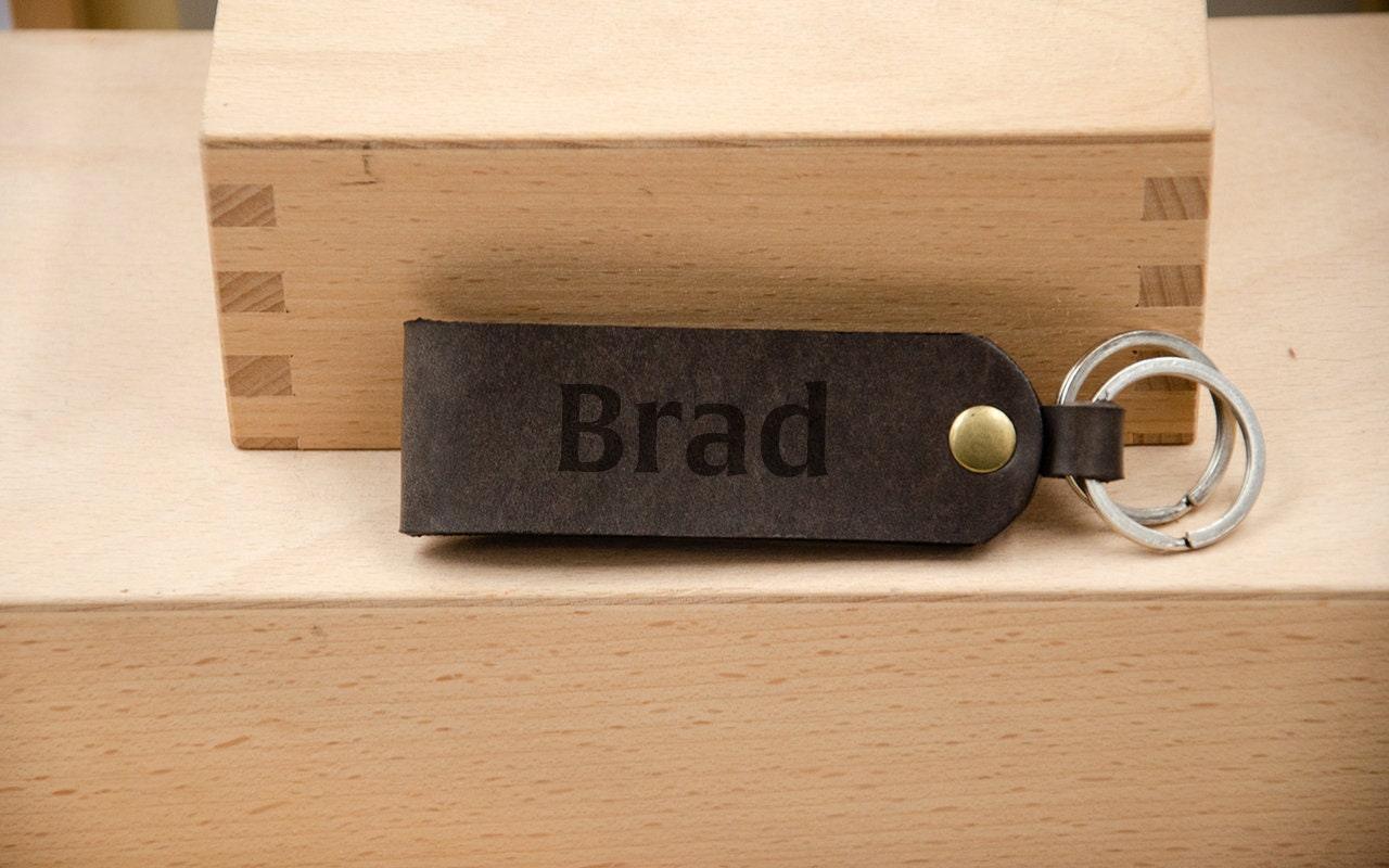 Name Schlüsselanhänger. Personalisierter Schlüsselanhänger mit Gravur. Geschenk für ihn. Geburtstagsgeschenk. Personalized gifts - KATAAB