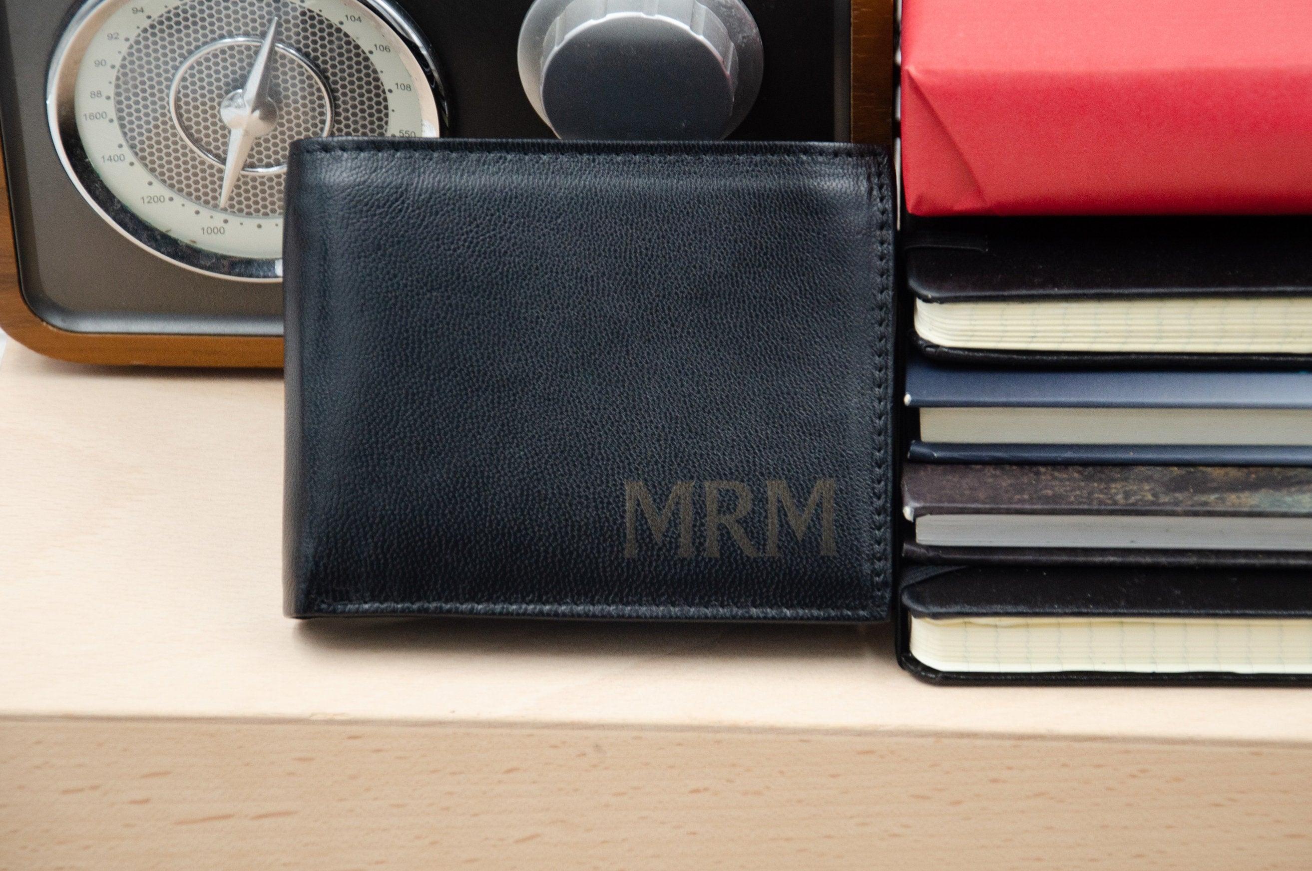 Monogrammed Geldbörse mit Gravur für Männer.Personalisierte Brieftasche für Herren.Geschenk zum Vatertag,Geschenk für Ihn.Trauzeugengeschenk - KATAAB