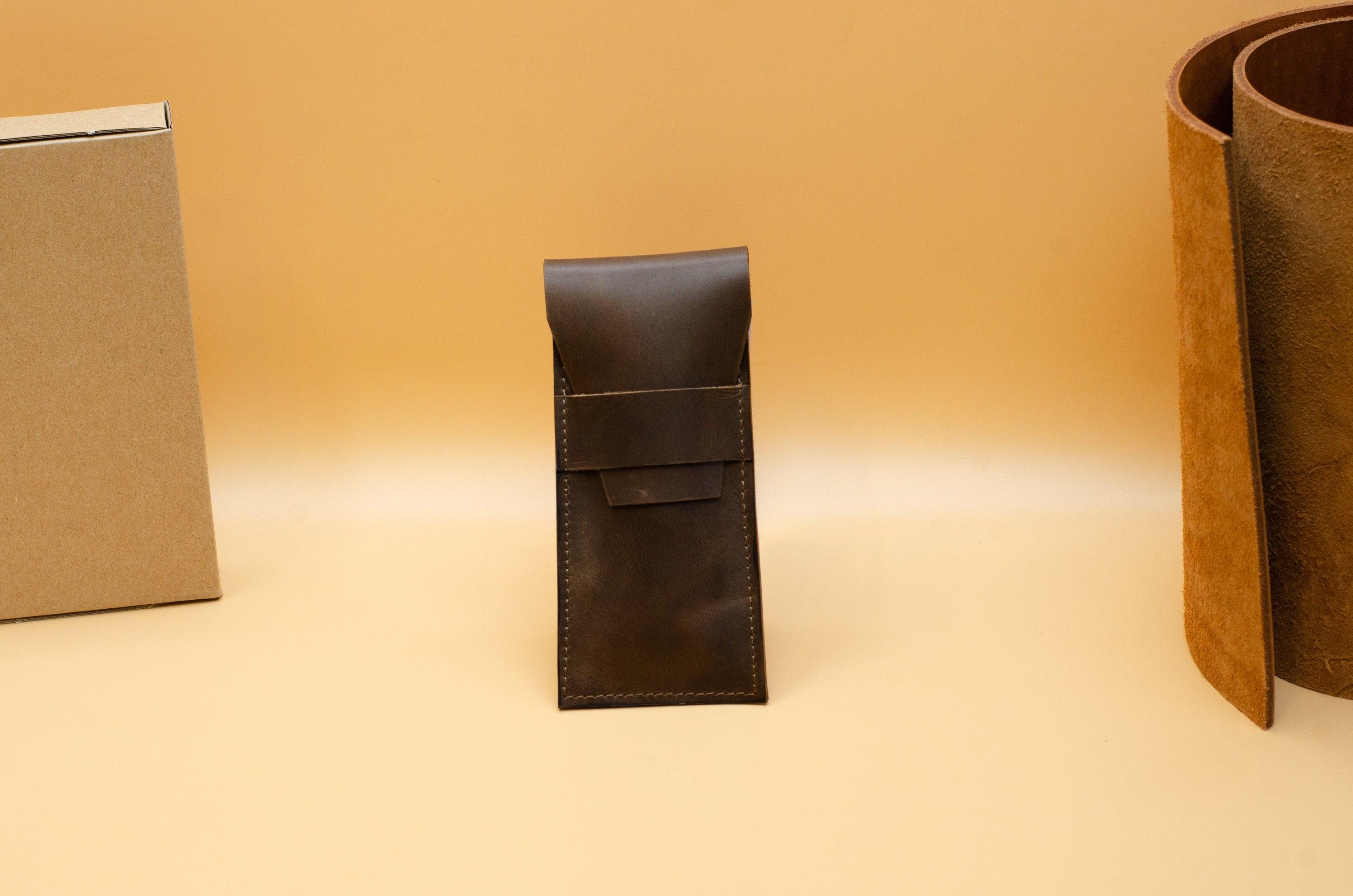 Leder Stifthülle. Personalisiertes Stifteetui. Monogram Stifteetui. Gravur Stifteetui. Monogramm-Federtasche. Bleistifthalter aus Leder. - KATAAB