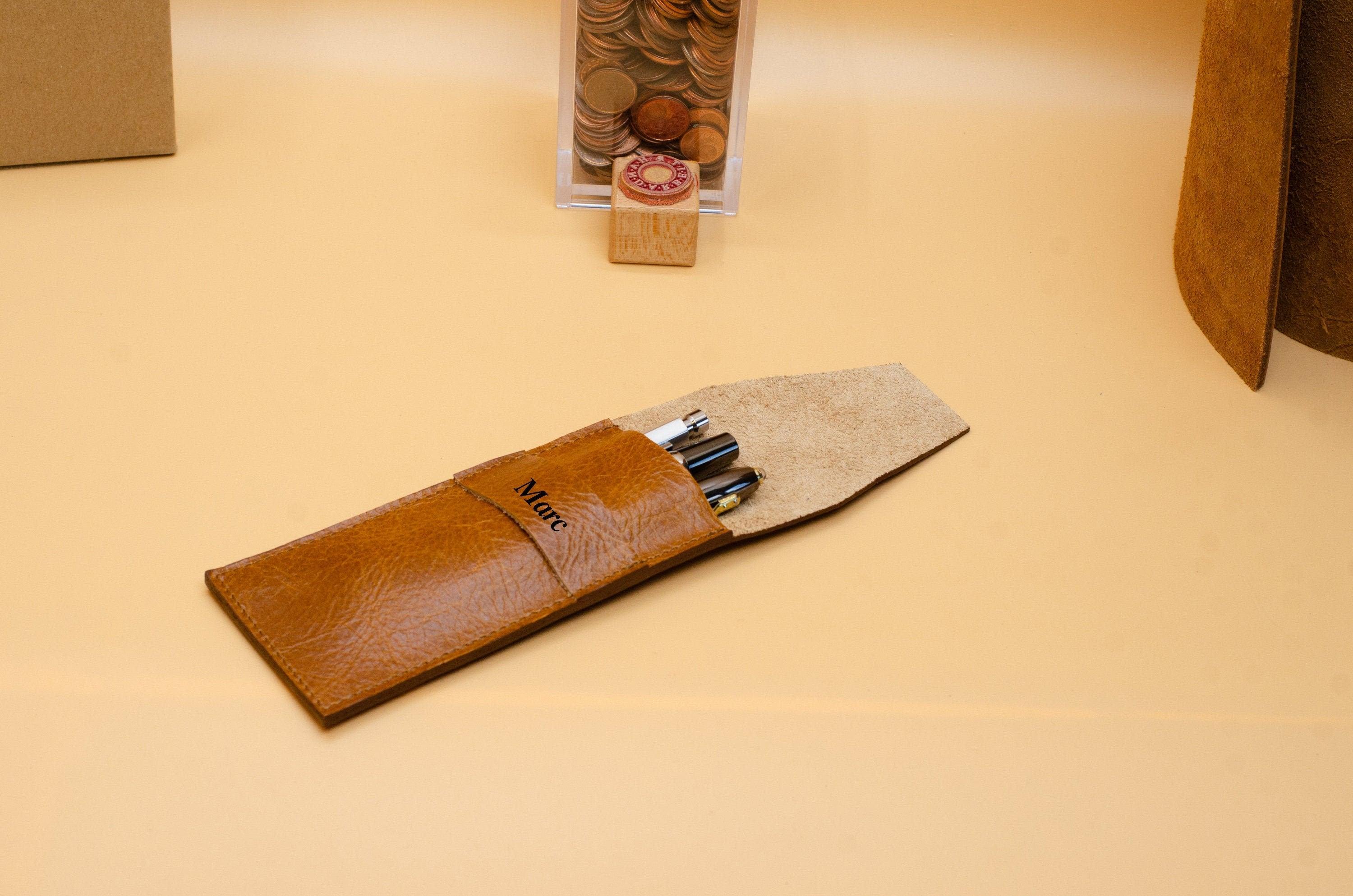 Monogramm-Federtasche. Bleistifthalter aus Leder.Leder Stifthülle. Personalisiertes Stifteetui. Monogram Stifteetui. Gravur Stifteetui. - KATAAB