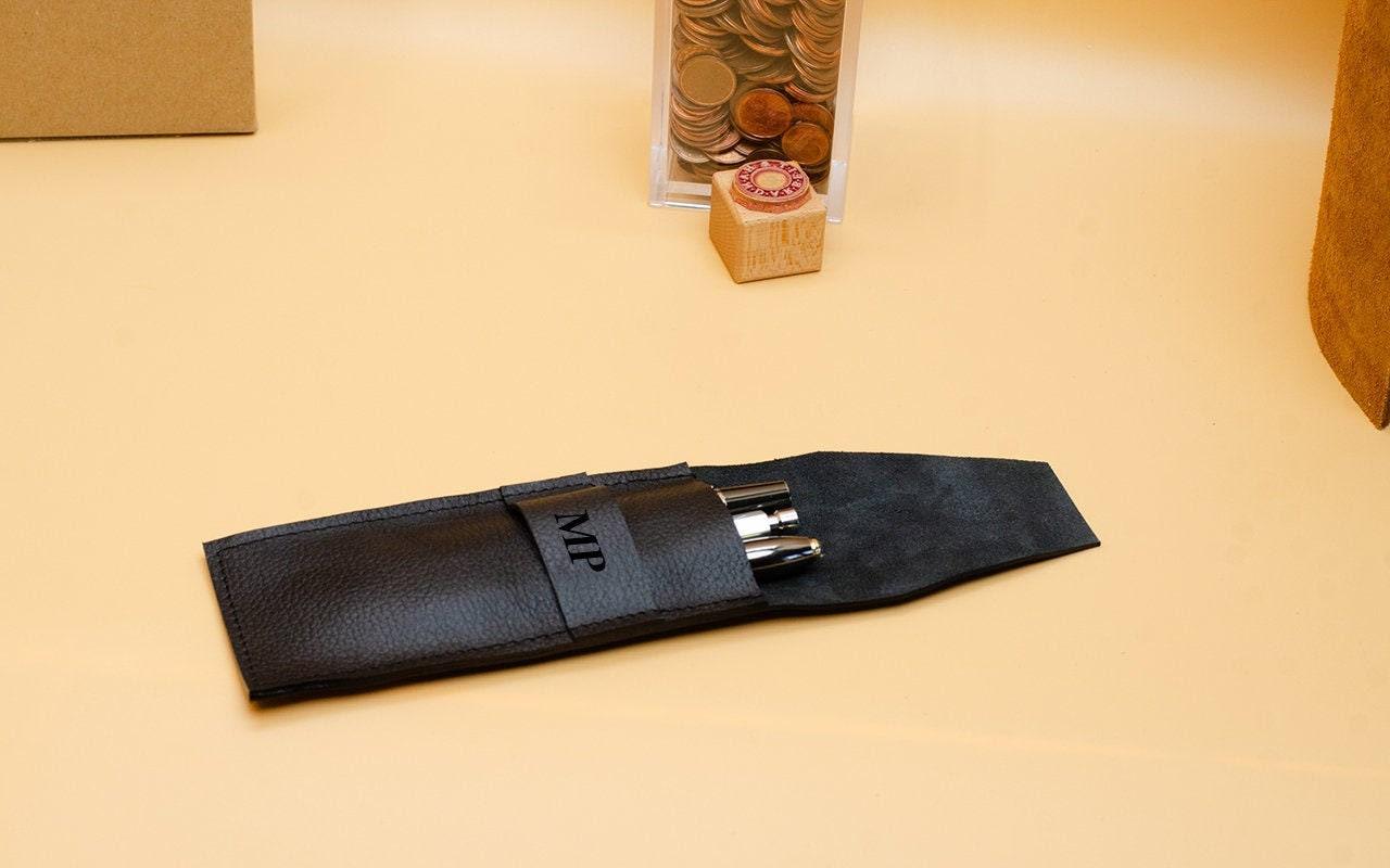 Monogramm-Federtasche. Bleistifthalter aus Leder.Leder Stifthülle. Personalisiertes Stifteetui. Monogram Stifteetui. Gravur Stifteetui. - KATAAB