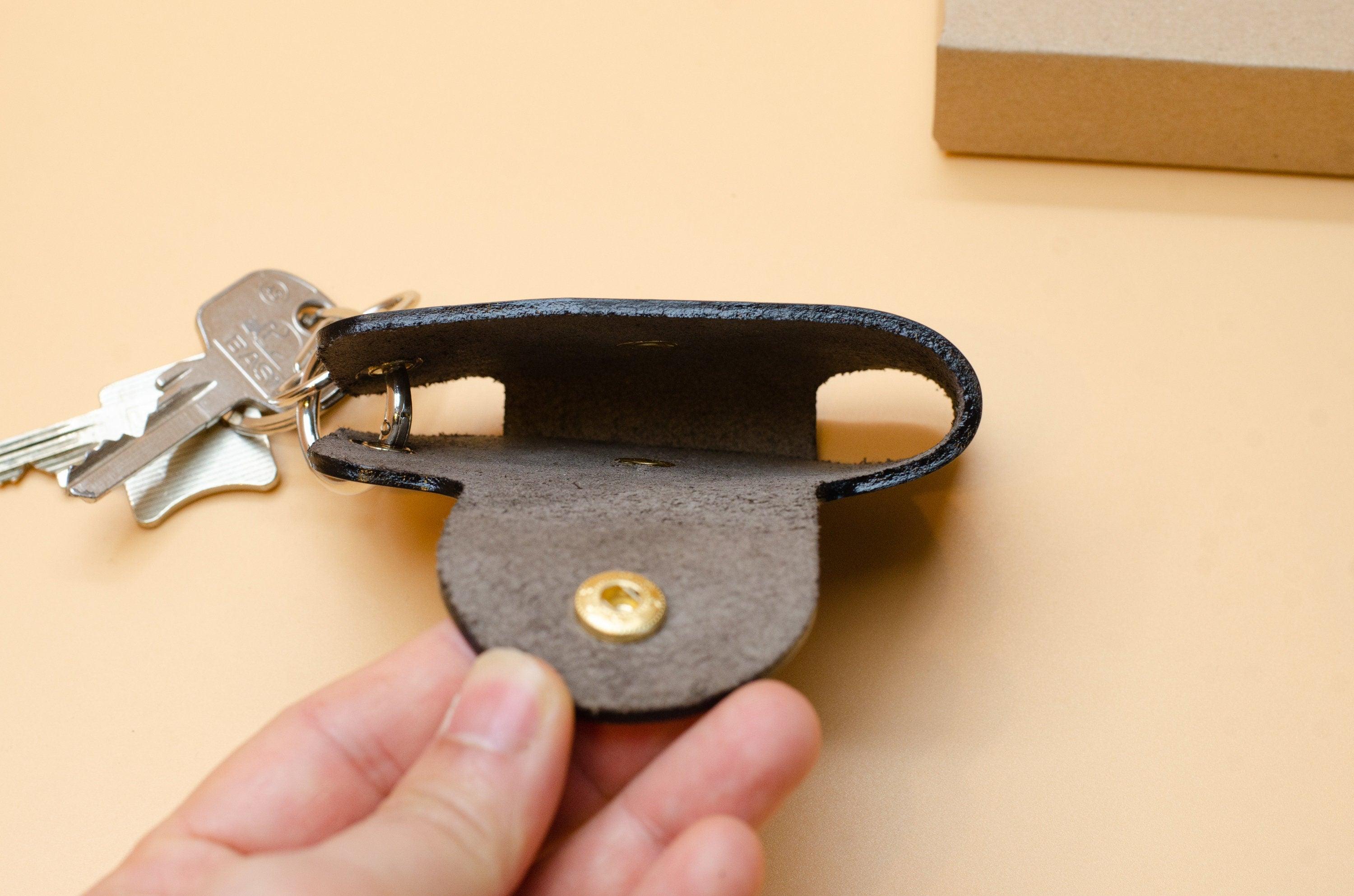 Schlüssel Etui für Auto mit Gravur. Schlüsseltasche für Auto. Schlüsseltasche aus Leder. Schlüssel Etui. Car key case. Geschenke für ihn. - KATAAB