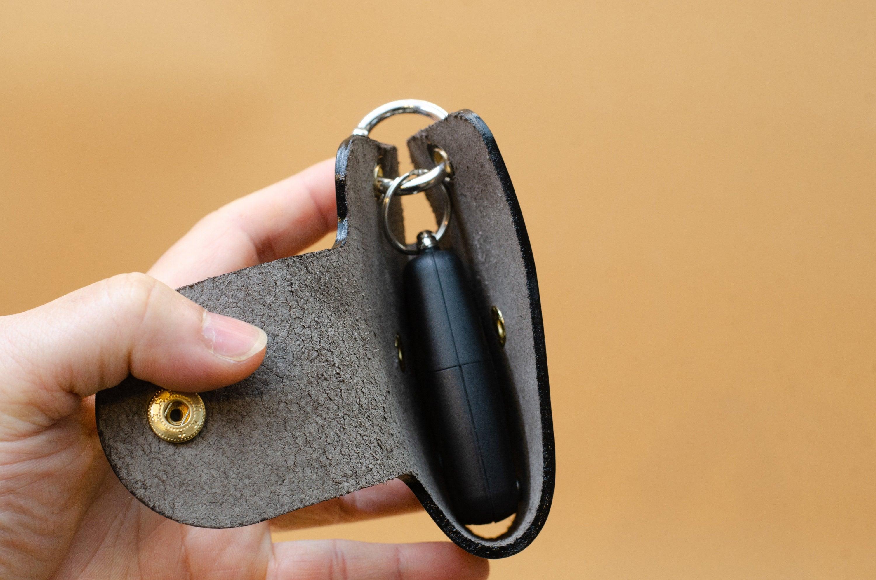 Schlüsseltasche aus Leder. Schlüssel Etui für Auto mit Gravur. Schlüsseltasche für Auto.Schlüssel Etui. Car key case. Geschenke für ihn. - KATAAB