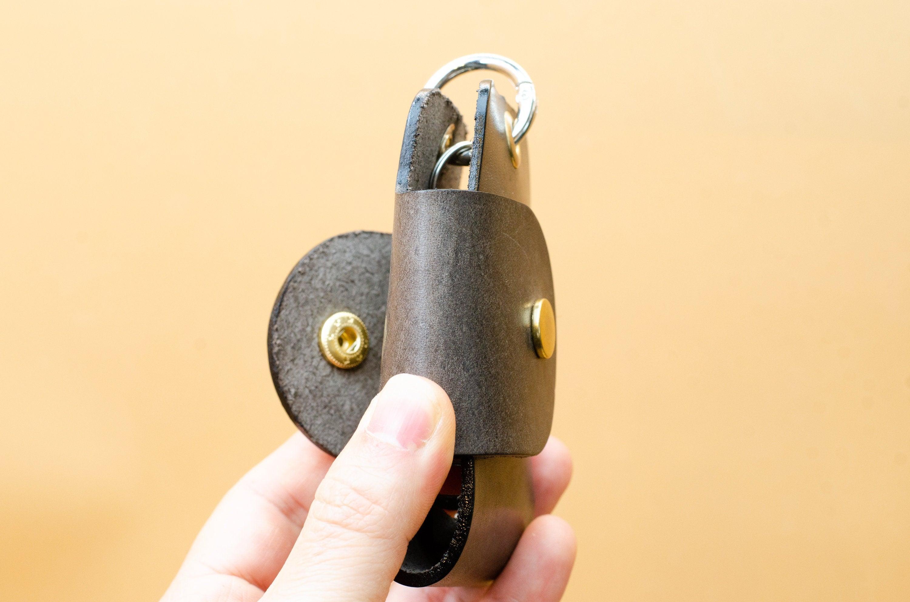 Schlüsseltasche aus Leder. Schlüssel Etui für Auto mit Gravur. Schlüsseltasche für Auto.Schlüssel Etui. Car key case. Geschenke für ihn. - KATAAB
