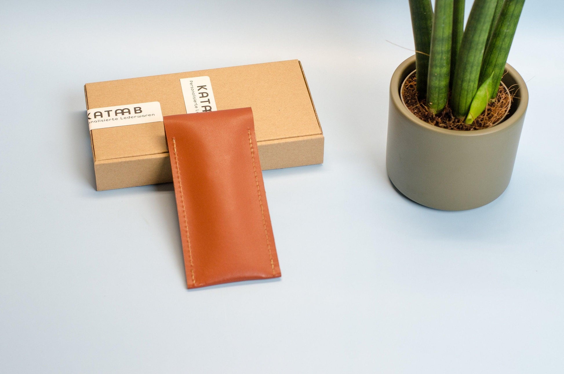 Monogram Stiftetui aus Leder. Größe cir. 15x7cm.Bleistifthalter aus Leder mit Gravur. Personalisiertes Stiftetui aus Leder.Leder Stifthülle. - KATAAB