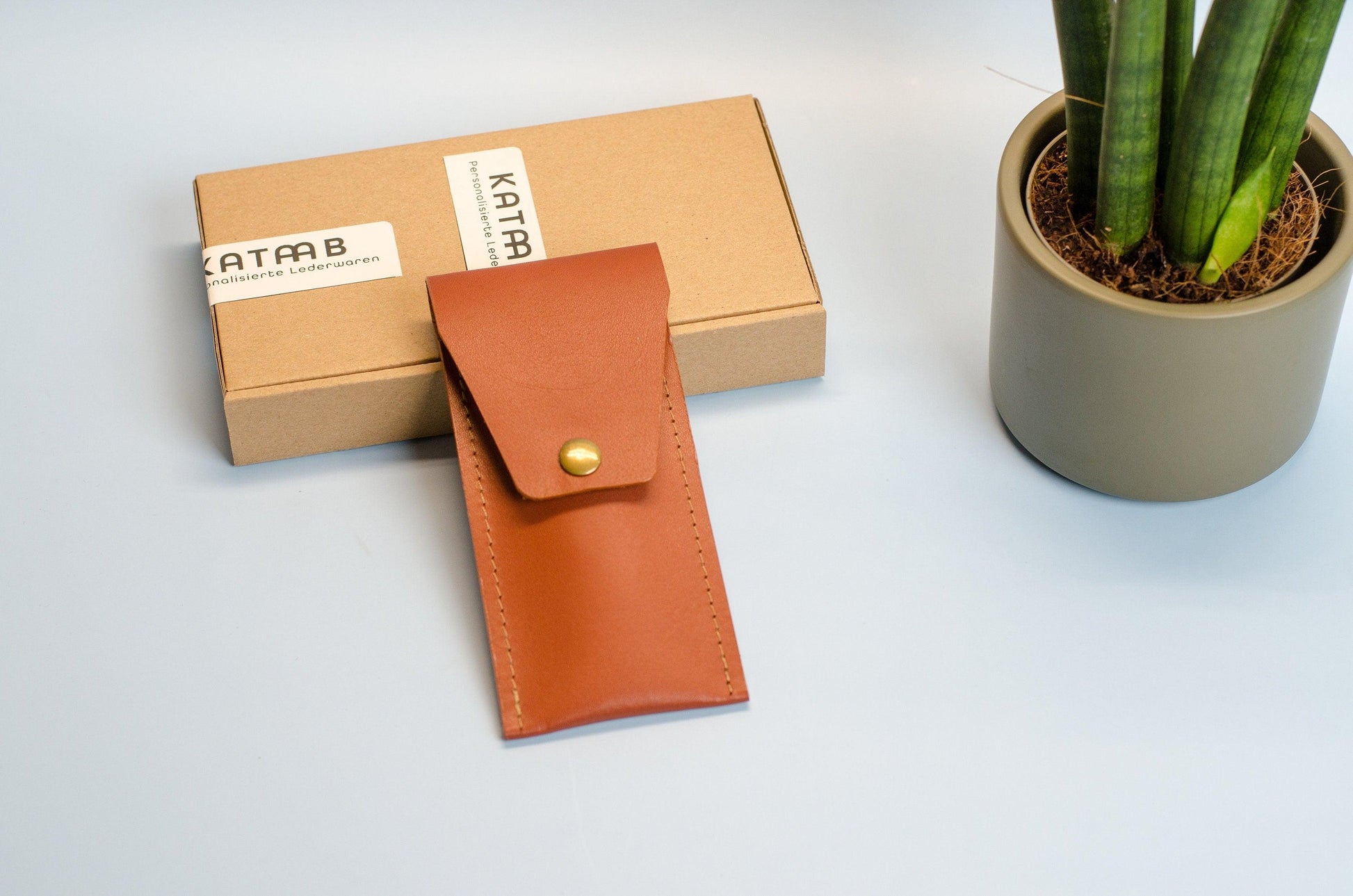 Monogram Stiftetui aus Leder. Größe cir. 15x7cm.Bleistifthalter aus Leder mit Gravur. Personalisiertes Stiftetui aus Leder.Leder Stifthülle. - KATAAB