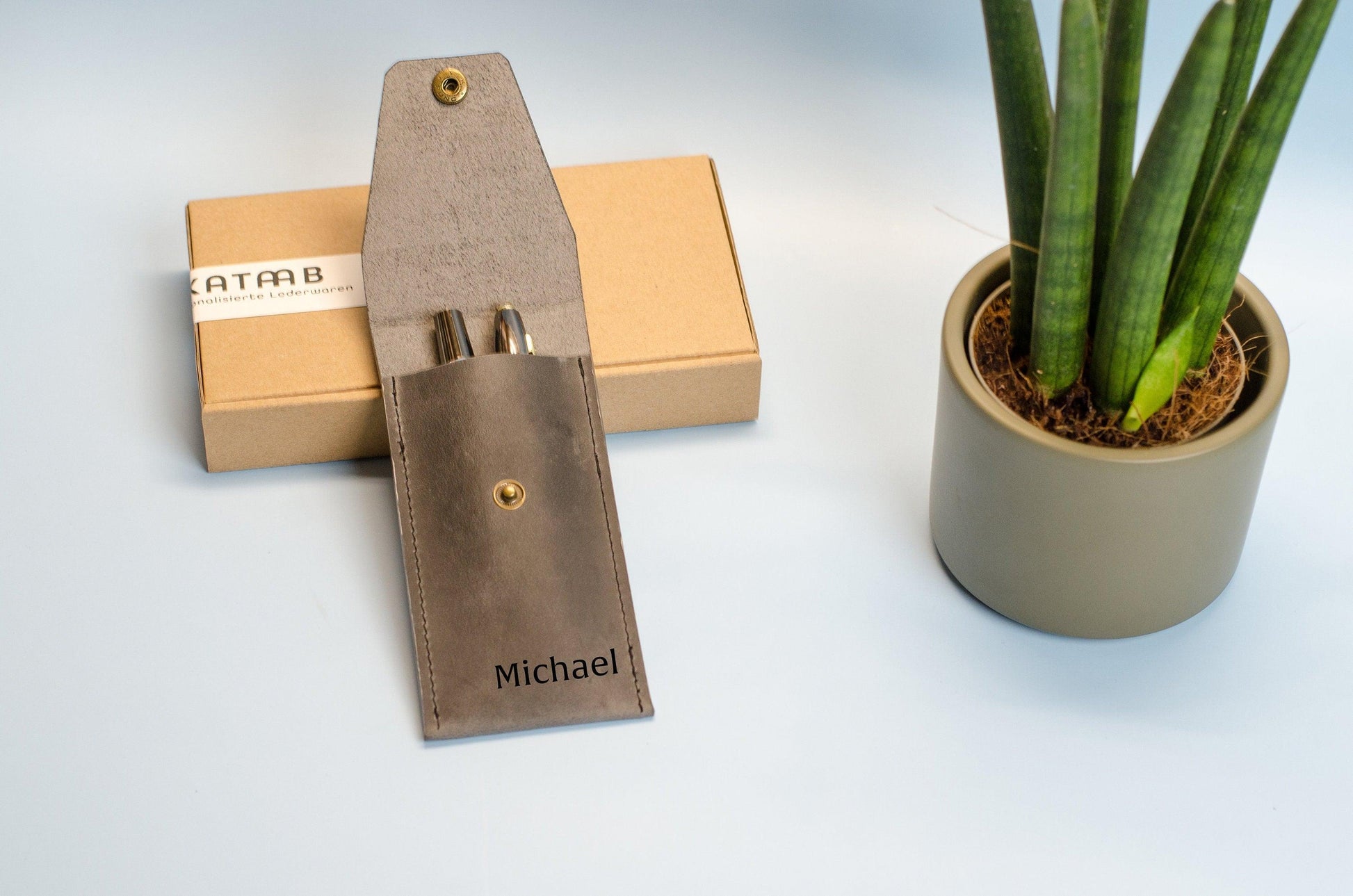 Monogram Stiftetui aus Leder. Größe cir. 15x7cm.Bleistifthalter aus Leder mit Gravur. Personalisiertes Stiftetui aus Leder.Leder Stifthülle. - KATAAB
