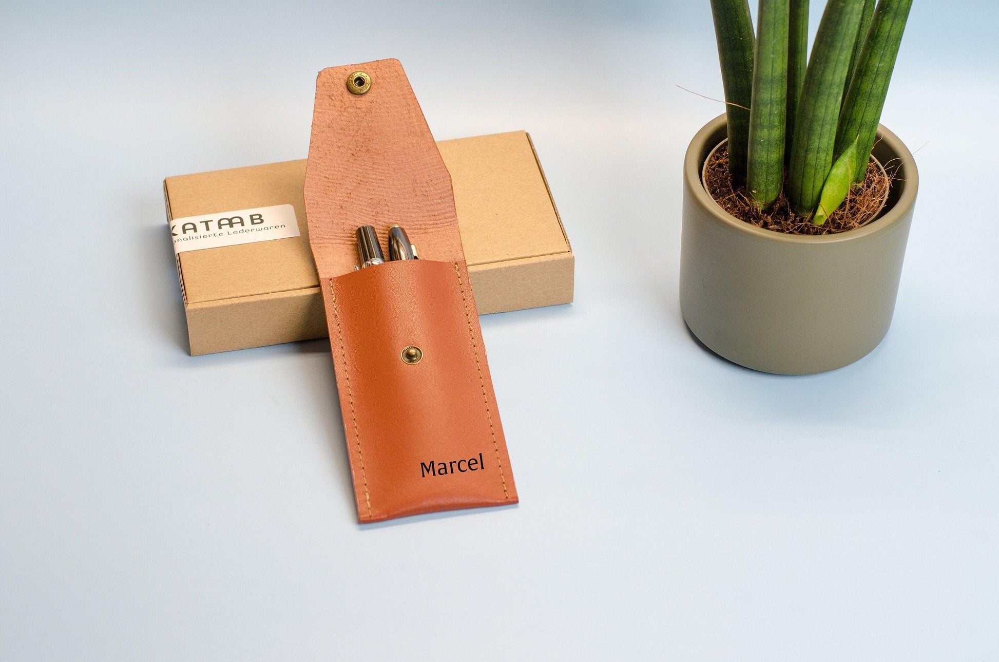 Monogram Stiftetui aus Leder. Größe cir. 15x7cm.Bleistifthalter aus Leder mit Gravur. Personalisiertes Stiftetui aus Leder.Leder Stifthülle. - KATAAB