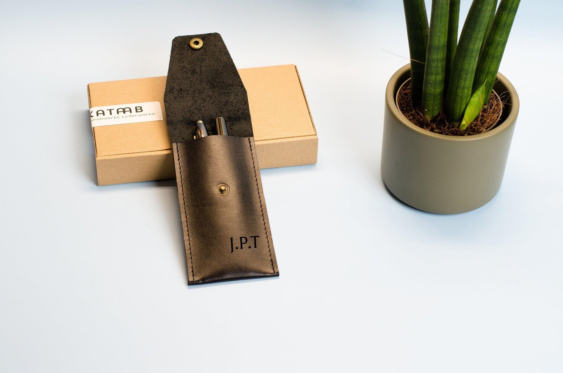 Monogram Stiftetui aus Leder. Größe cir. 15x7cm.Bleistifthalter aus Leder mit Gravur. Personalisiertes Stiftetui aus Leder.Leder Stifthülle. - KATAAB