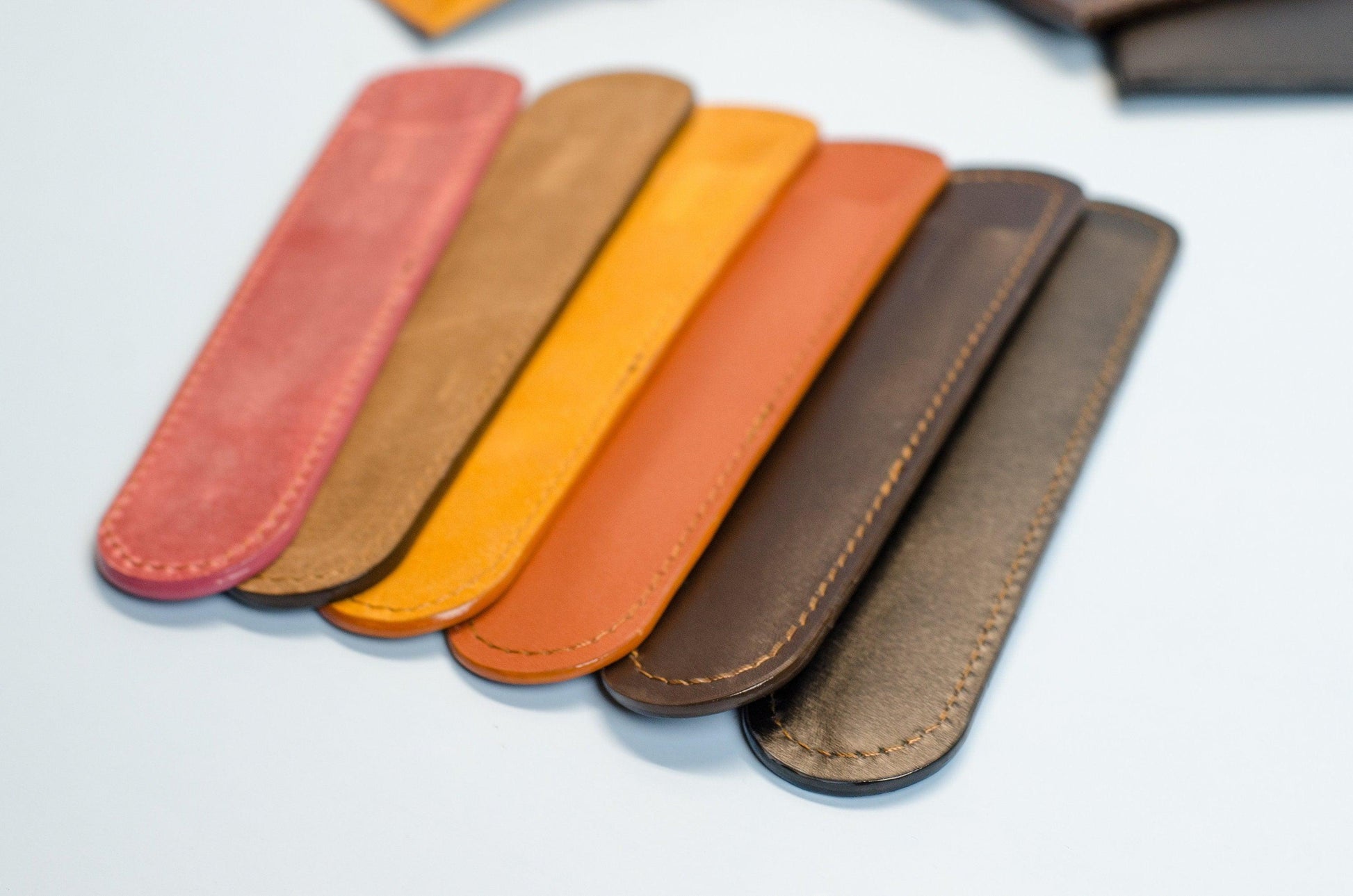 Leder Stifthülle mit Namen Gravur.Größe cir. 17x3,5cm. Personalisiertes Stiftetui aus Leder. Lederetui für einen Kugelschreiber mit Gravur. - KATAAB
