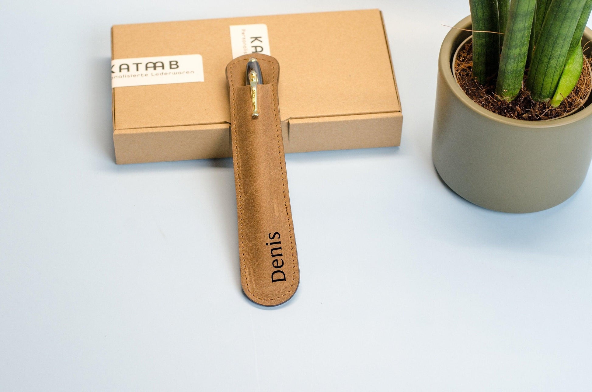 Leder Stifthülle mit Namen Gravur.Größe cir. 17x3,5cm. Personalisiertes Stiftetui aus Leder. Lederetui für einen Kugelschreiber mit Gravur. - KATAAB