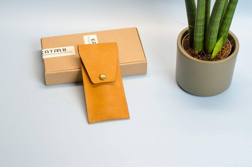 Monogram Stiftetui aus Leder. Größe cir. 15x7cm.Bleistifthalter aus Leder mit Gravur. Personalisiertes Stiftetui aus Leder.Leder Stifthülle. - KATAAB