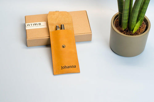 Personalisiertes Stiftetui aus Leder. Bleistifthalter aus Leder mit Gravur. Leder Stifthülle. Monogram Stifteetui. Gravur Stiftetui. - KATAAB