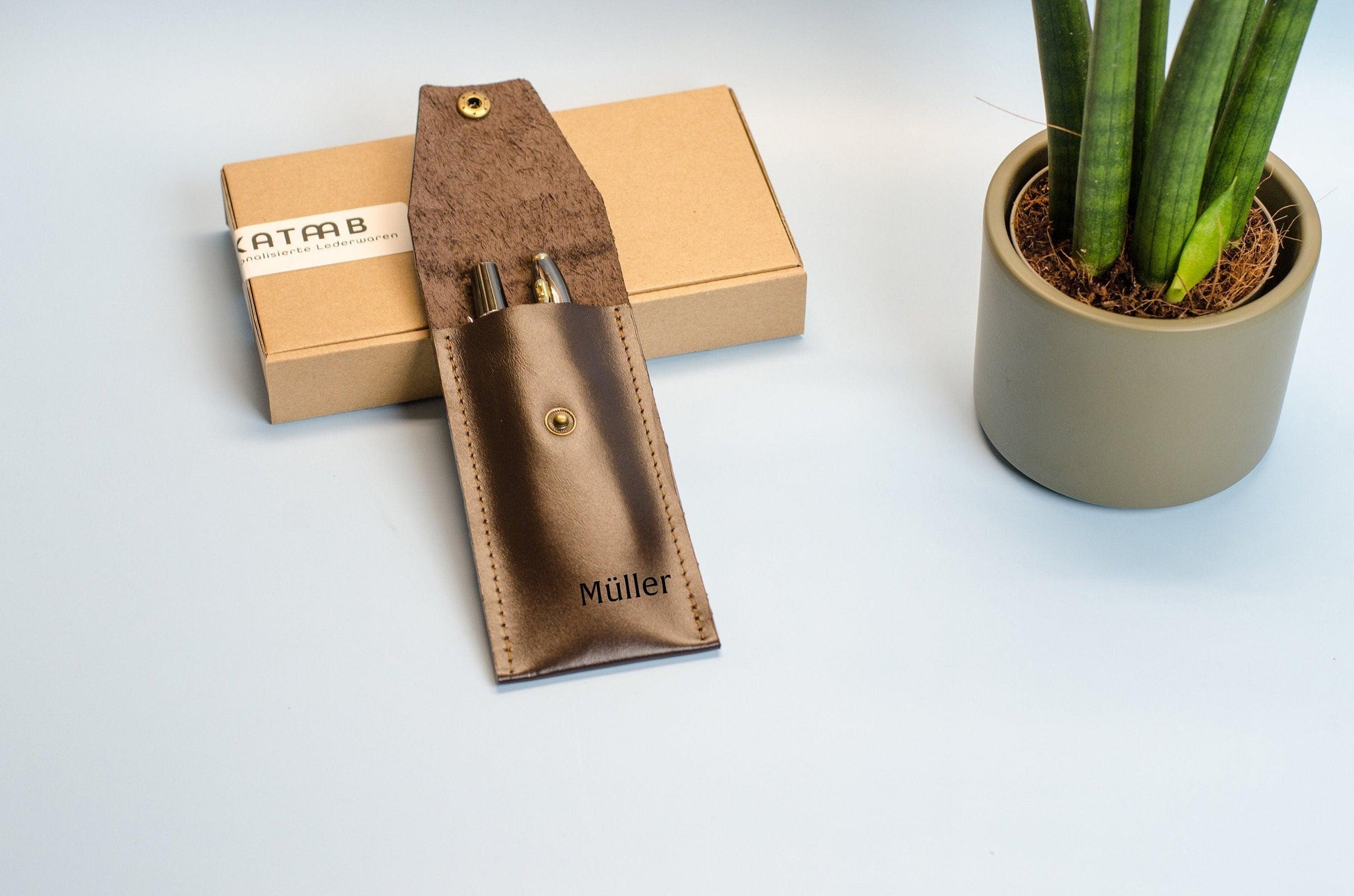 Monogram Stiftetui aus Leder. Größe cir. 15x7cm.Bleistifthalter aus Leder mit Gravur. Personalisiertes Stiftetui aus Leder.Leder Stifthülle. - KATAAB