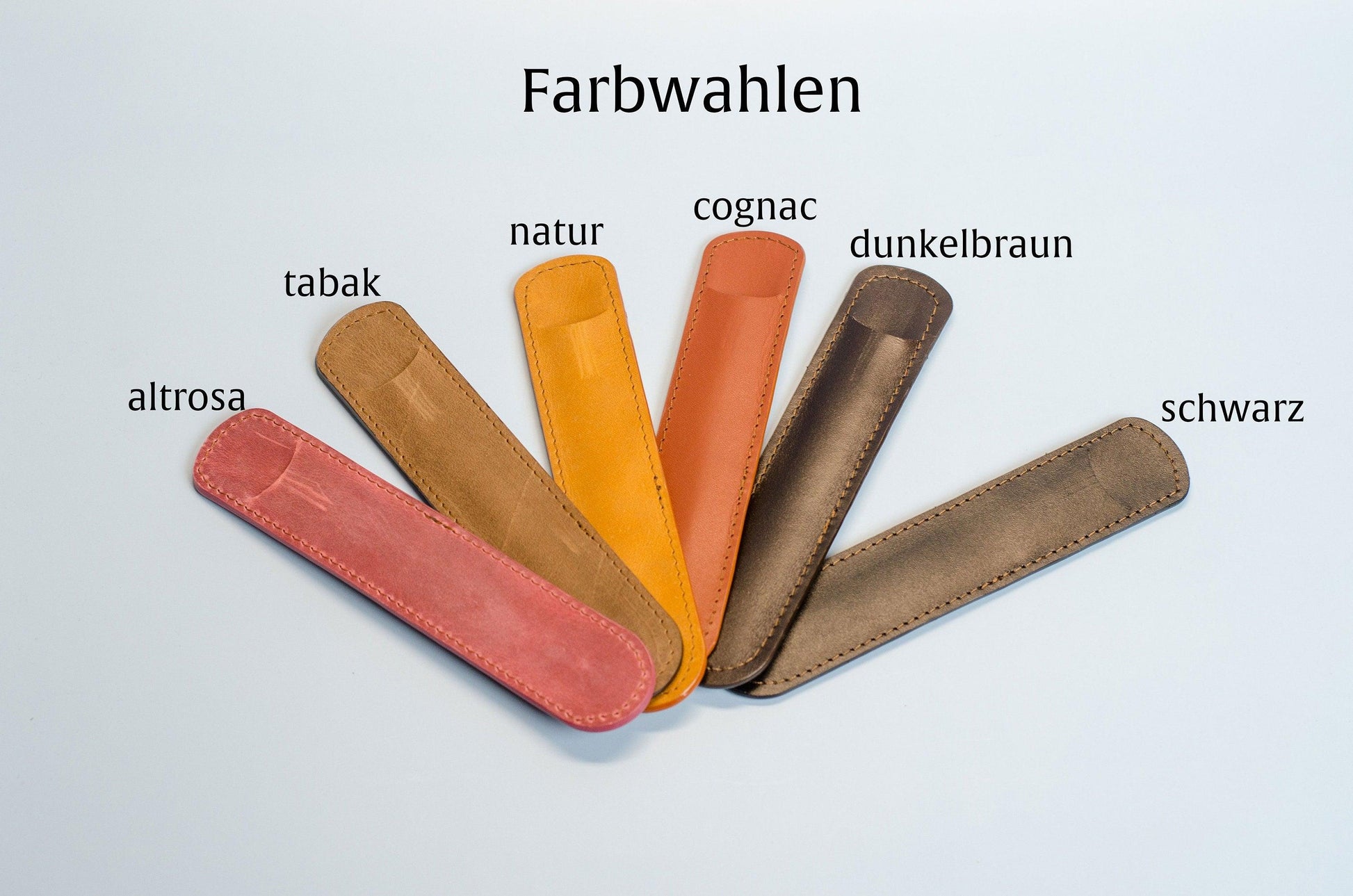 Lederetui für einen Kugelschreiber mit Gravur. Personalisiertes Stiftetui aus Leder. Leder Stifthülle mit Namen Gravur.Größe cir. 17x3,5cm. - KATAAB