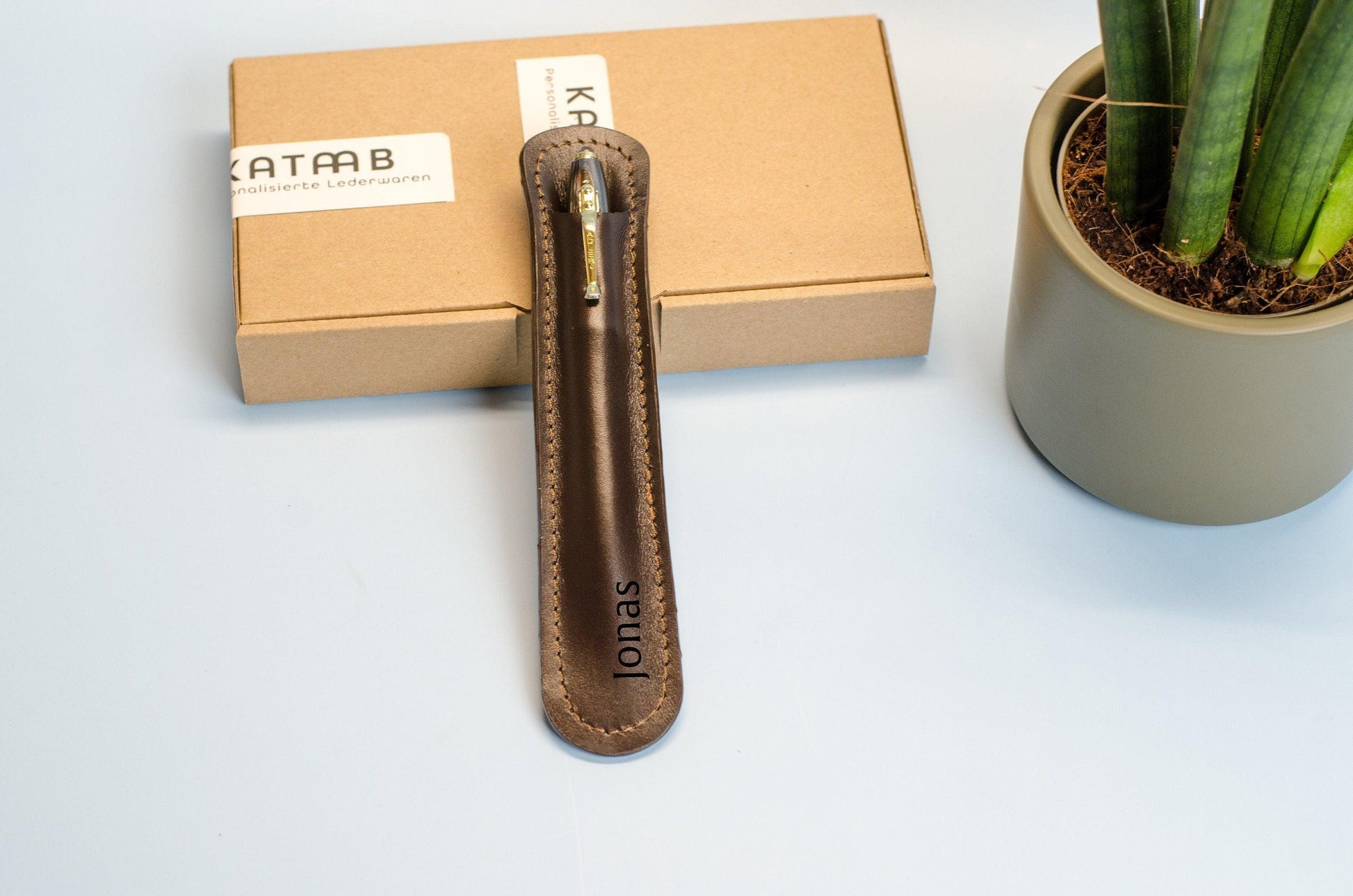 Lederetui für einen Kugelschreiber mit Gravur. Personalisiertes Stiftetui aus Leder. Leder Stifthülle mit Namen Gravur.Größe cir. 17x3,5cm. - KATAAB