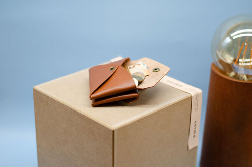 Kleines Portemonnaie für Damen mit doppelter Vordertasche (Double face). Größe cir. 11x7x3cm. Minimalistischer Leder Geldbeutel (Unisex). - KATAAB