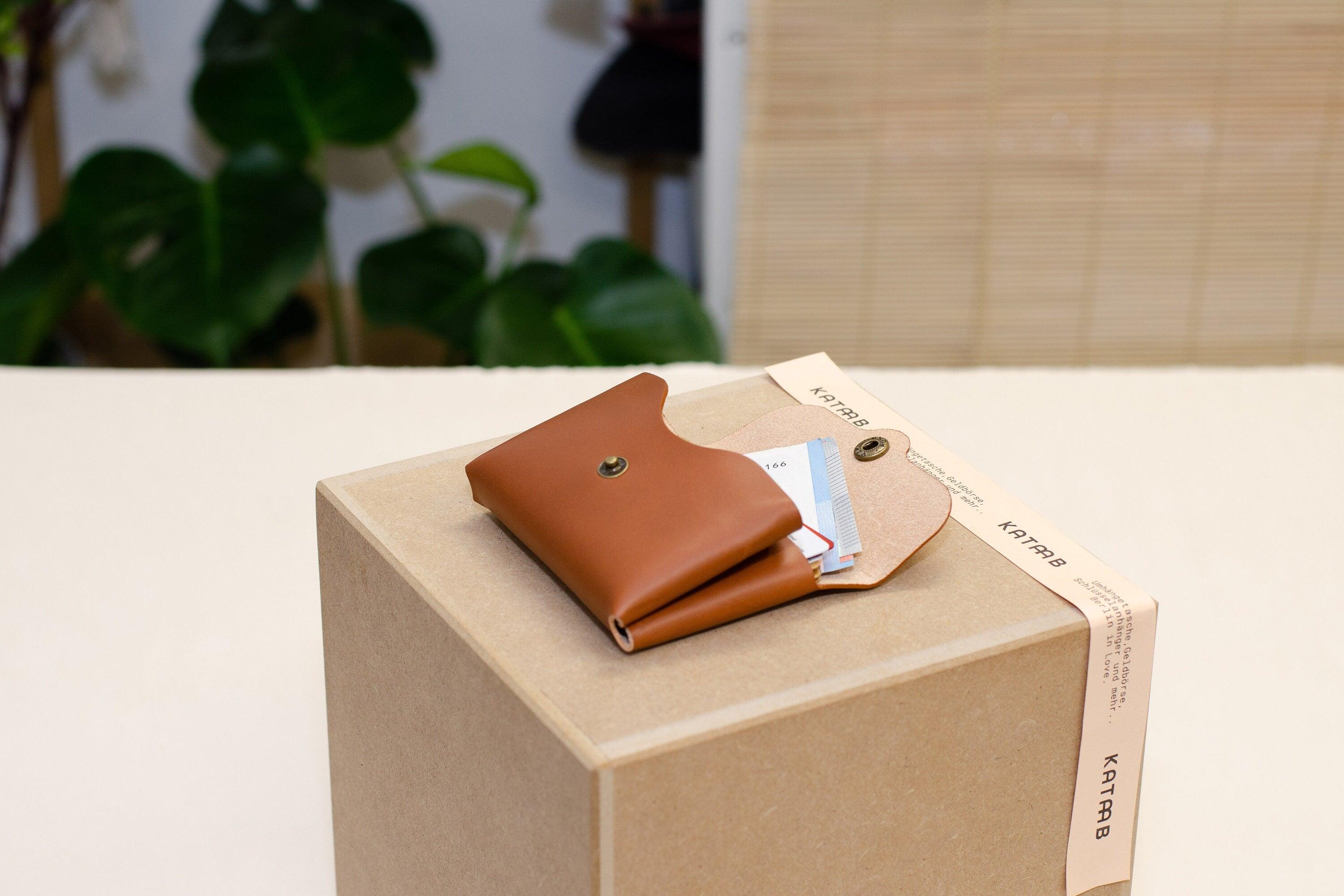 Personalisierte Geldbörse mit Gravur. Monogramme Brieftasche. Minimalistischer Leder Geldbeutel (für Herren / Damen). Geschenk für ihn. - KATAAB