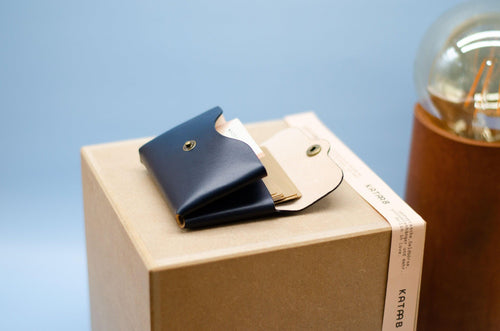 Minimalistischer Leder Geldbeutel (für Herren / Damen). Schlanke Herren Brieftasche. Leder Etui. Geschenk für ihn. Geschenk für Sie. - KATAAB