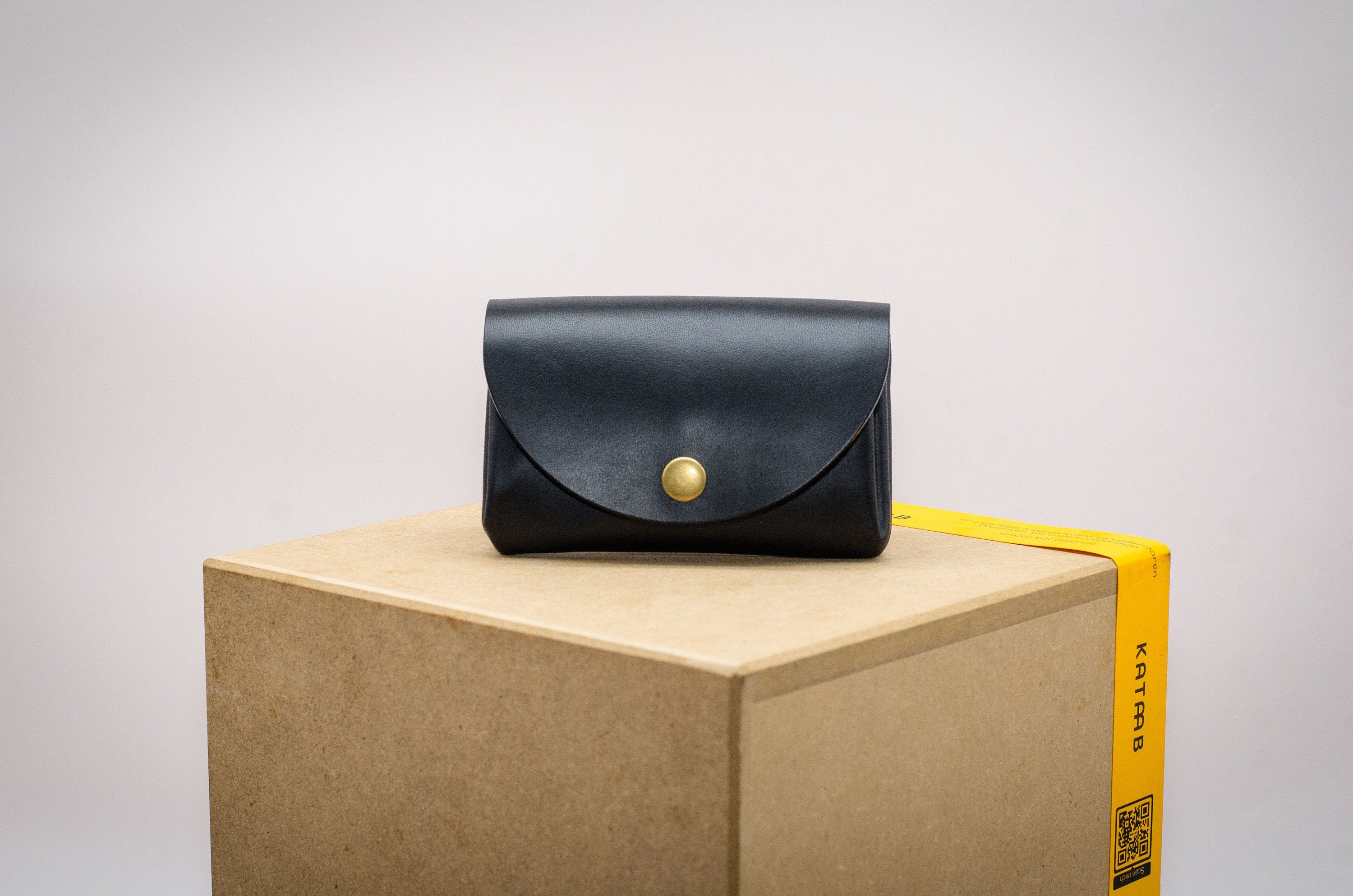 Kleine Geldbeutel für Damen cir. 11,5x8x3,5cm. Schlanke Brieftasche für Damen. Minimalistisches Portemonnaie für Frauen. Geschenke für Sie.