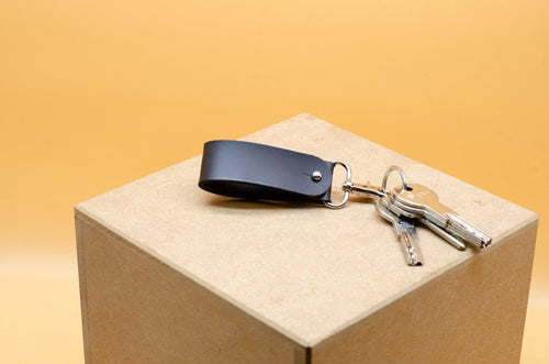 Personalisierter Gürtelschlaufe-Schlüsselanhänger mit Gravur cir 9x2,5cm. Geschenk für ihn. Geburtstagsgeschenk für Papa. Schlüsselbund. - KATAAB