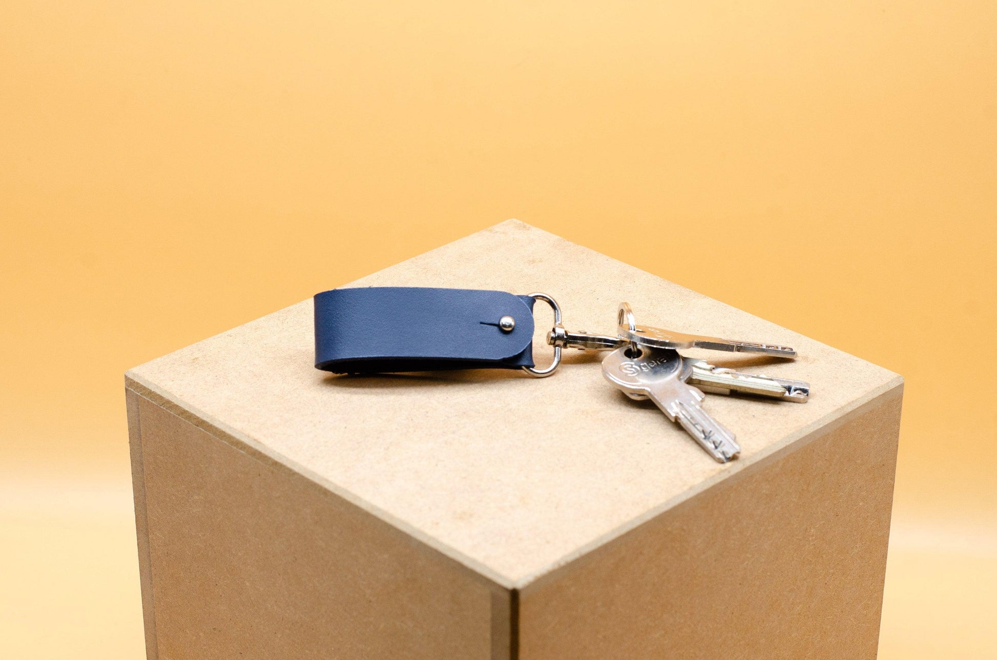 Personalisierter Gürtelschlaufe-Schlüsselanhänger mit Gravur cir 9x2,5cm. Geschenk für ihn. Geburtstagsgeschenk für Papa. Schlüsselbund. - KATAAB