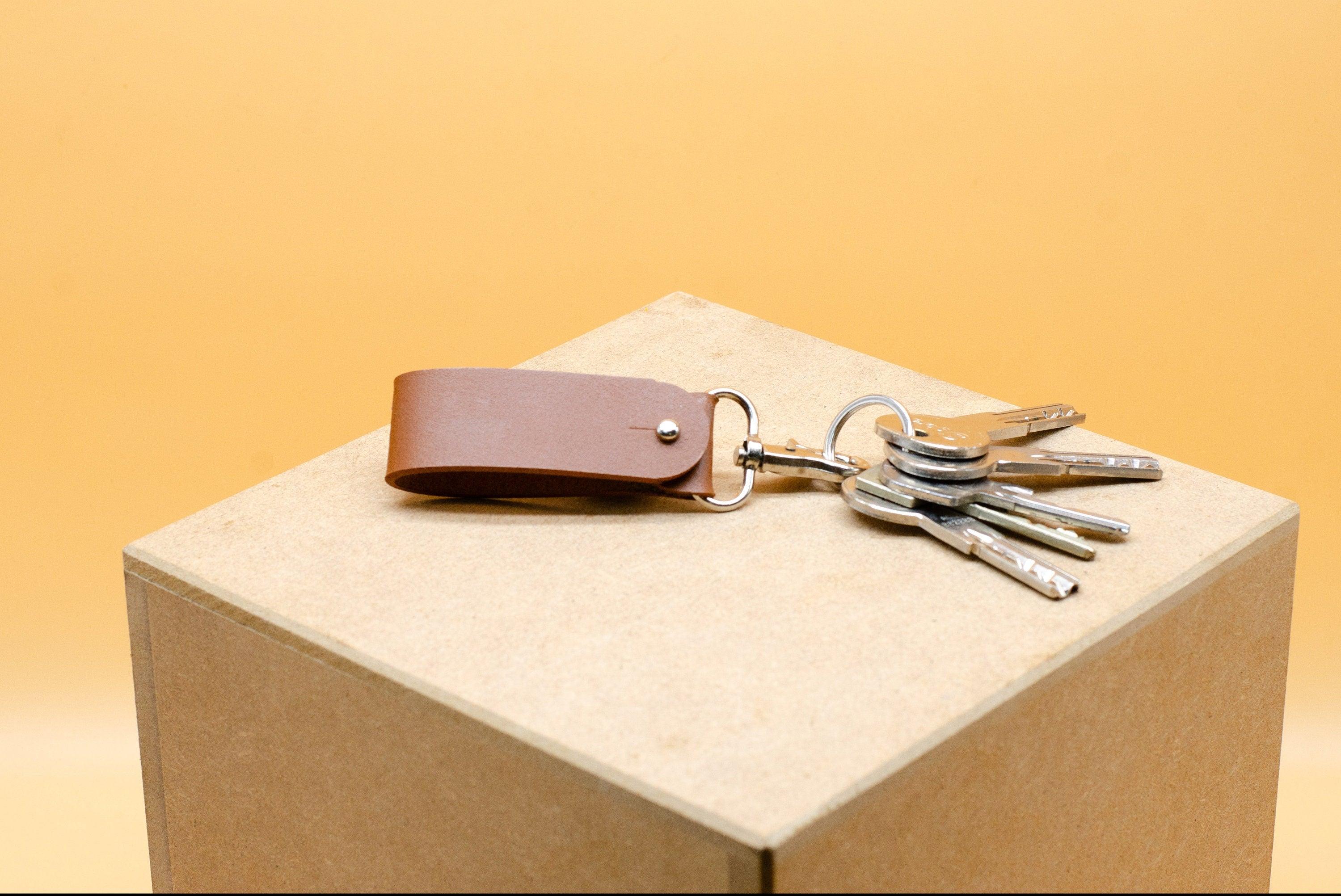 Personalisierter Leder Schlüsselanhänger mit Gravur - Perfektes Geburtstagsgeschenk für Papa, Schlüsselring, Geschenk für Ihn. - KATAAB