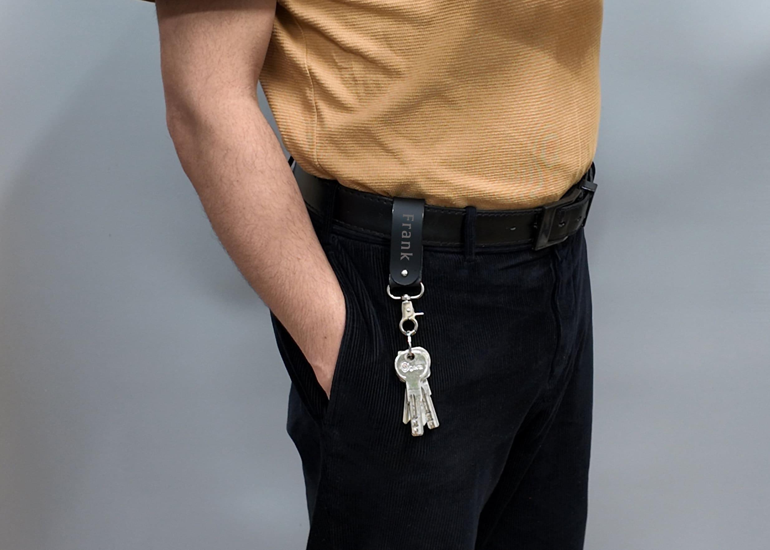 Personalisierter Gürtelschlaufe Schlüsselanhänger mit Gravur. Geburtstagsgeschenk für Papa. Geschenk für ihn. Schlüsselbund aus echtem Leder - KATAAB