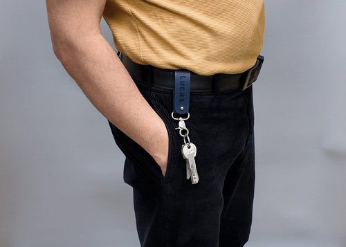 Personalisierter Gürtelschlaufe-Schlüsselanhänger mit Gravur cir 9x2,5cm. Geschenk für ihn. Geburtstagsgeschenk für Papa. Schlüsselbund. - KATAAB