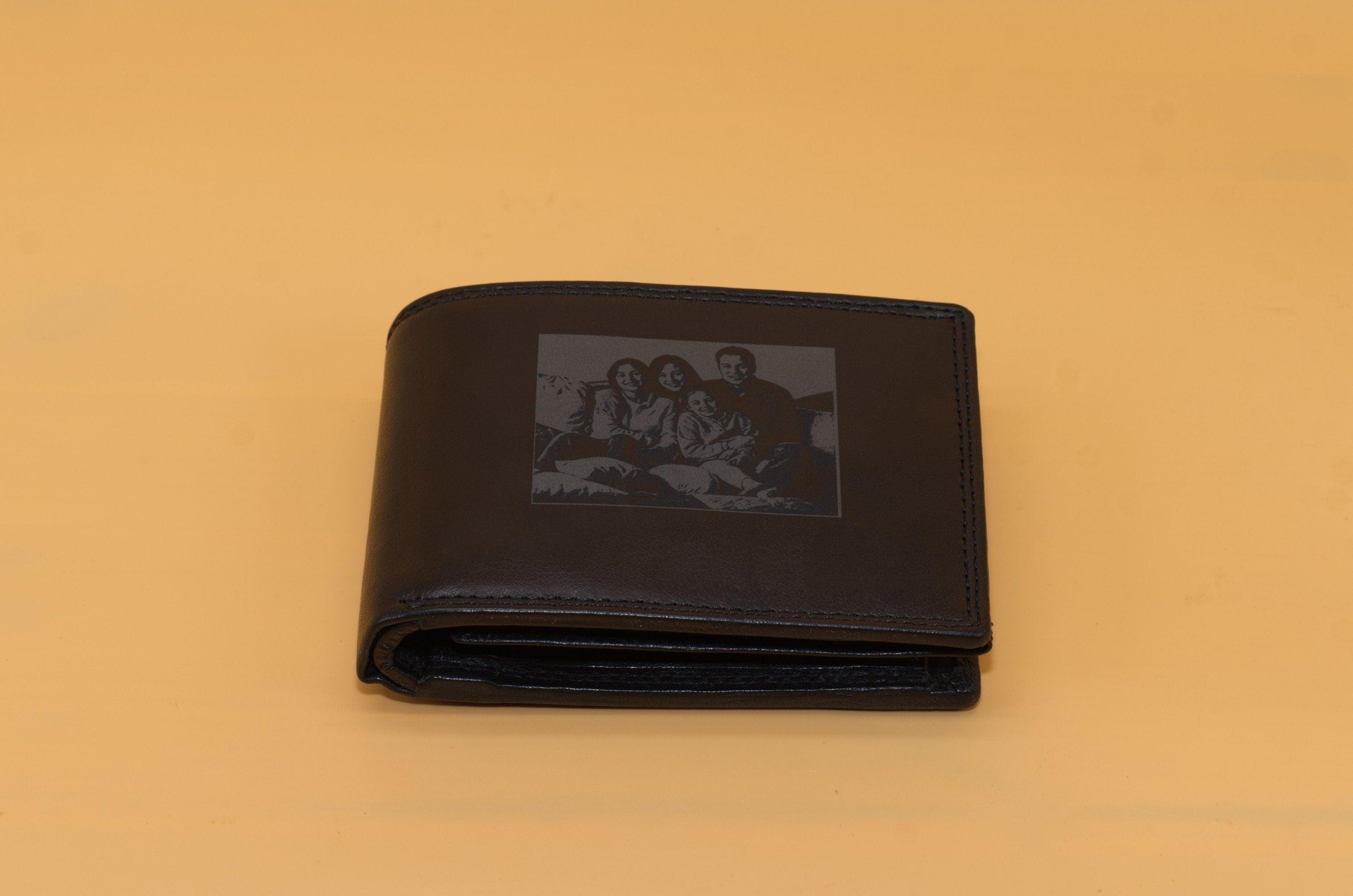 Herrenbrieftasche mit Fotogravur cir 12x9,5cm –Personalisiertes Portemonnaie aus Echtleder – Einzigartiges Vatertagsgeschenk oder Geburtstag - KATAAB