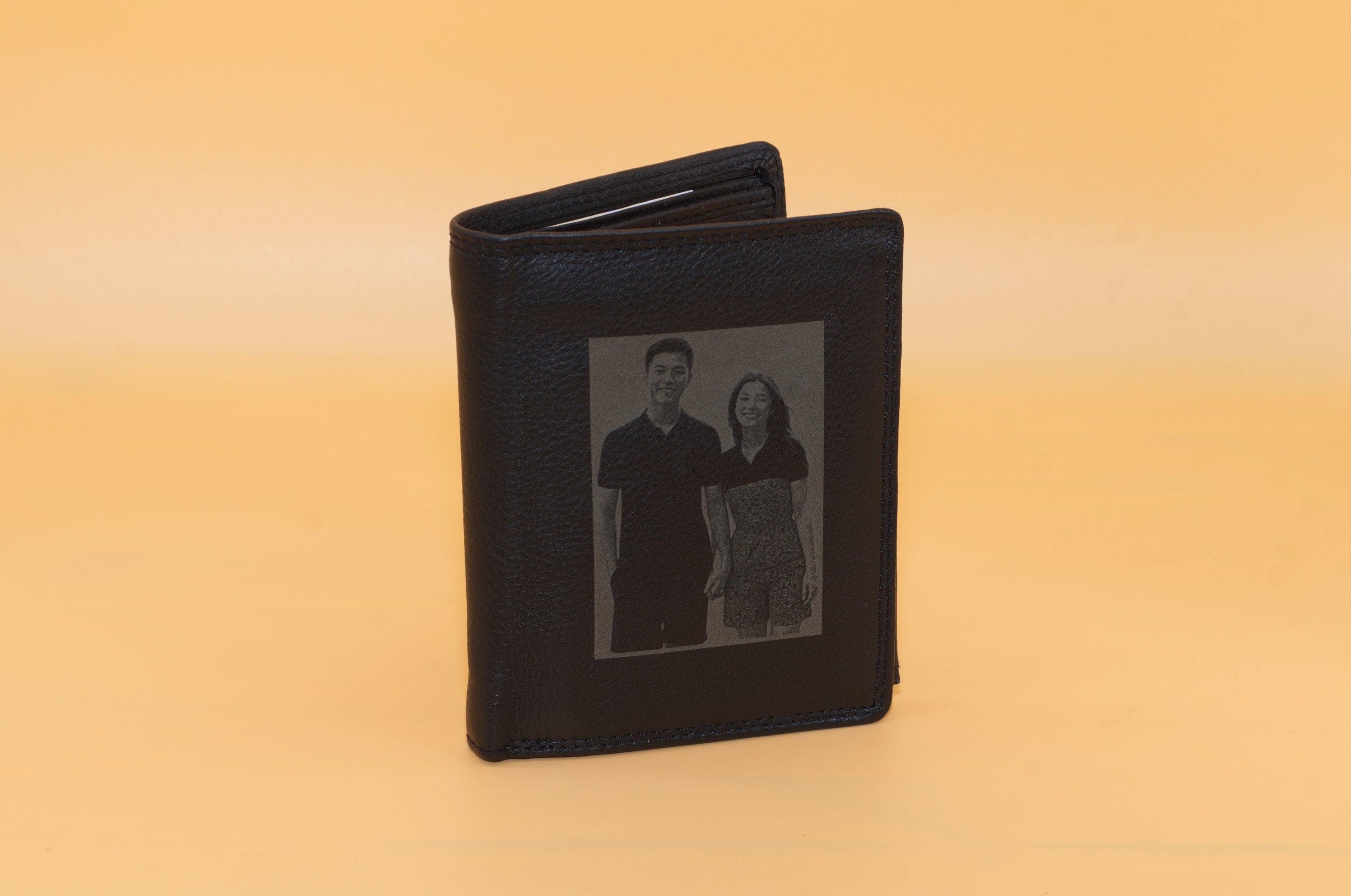 Herrenbrieftasche mit Fotogravur cir 12x9,5cm –Personalisiertes Portemonnaie aus Echtleder – Einzigartiges Vatertagsgeschenk oder Geburtstag - KATAAB