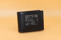 Herrenbrieftasche mit Fotogravur cir 12x9,5cm –Personalisiertes Portemonnaie aus Echtleder – Einzigartiges Vatertagsgeschenk oder Geburtstag - KATAAB