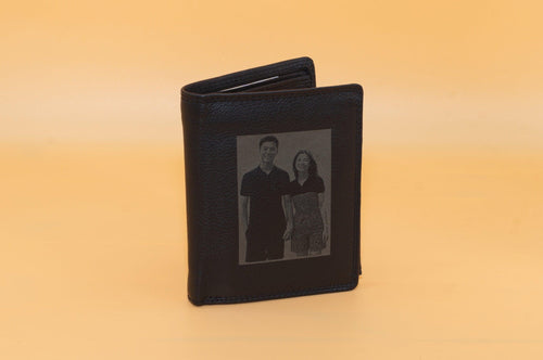 Personalisierte Herrenbrieftasche mit Fotogravur cir. 9,5x12cm aus echtem Leder, Geschenk für Vatertag, Valentinstag, für ihn, Geburtstag. - KATAAB