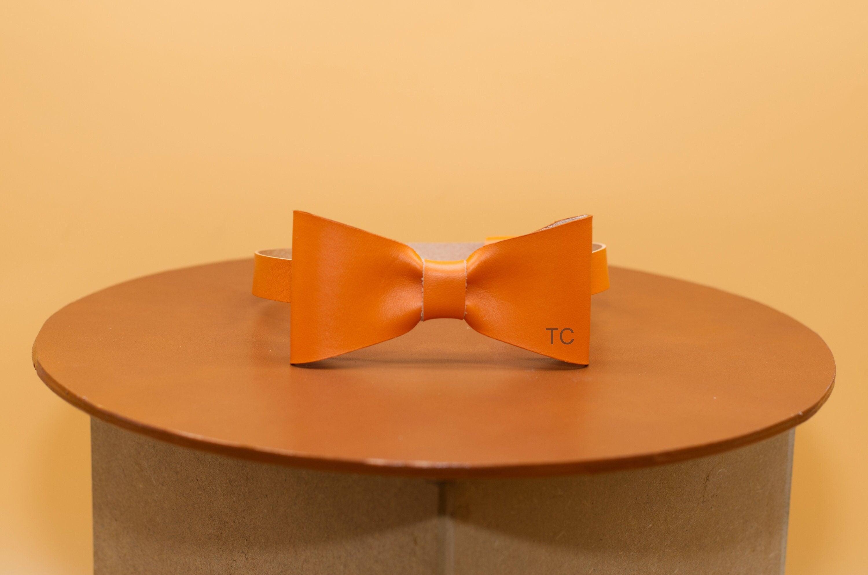 Lederfliege mit Gravur, Hochzeitsfliege, personalisiertes Geschenk, braune Herrenfliege, stilvolle Trauzeugengeschenke - KATAAB