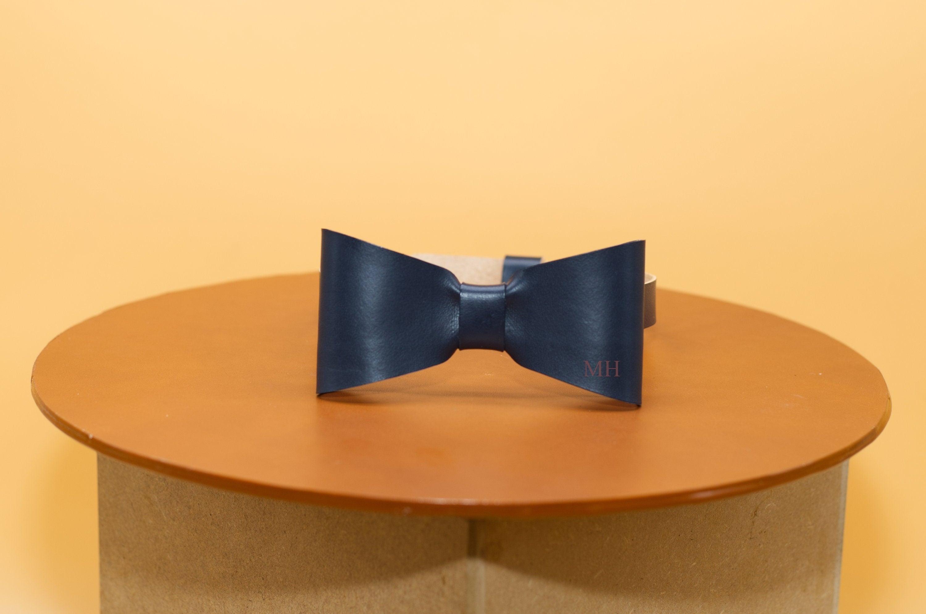 Minimalistische Lederfliege, individuelles Geschenk, Hochzeitsaccessoire, Fliege für den Bräutigam, Trauzeugengeschenk - KATAAB