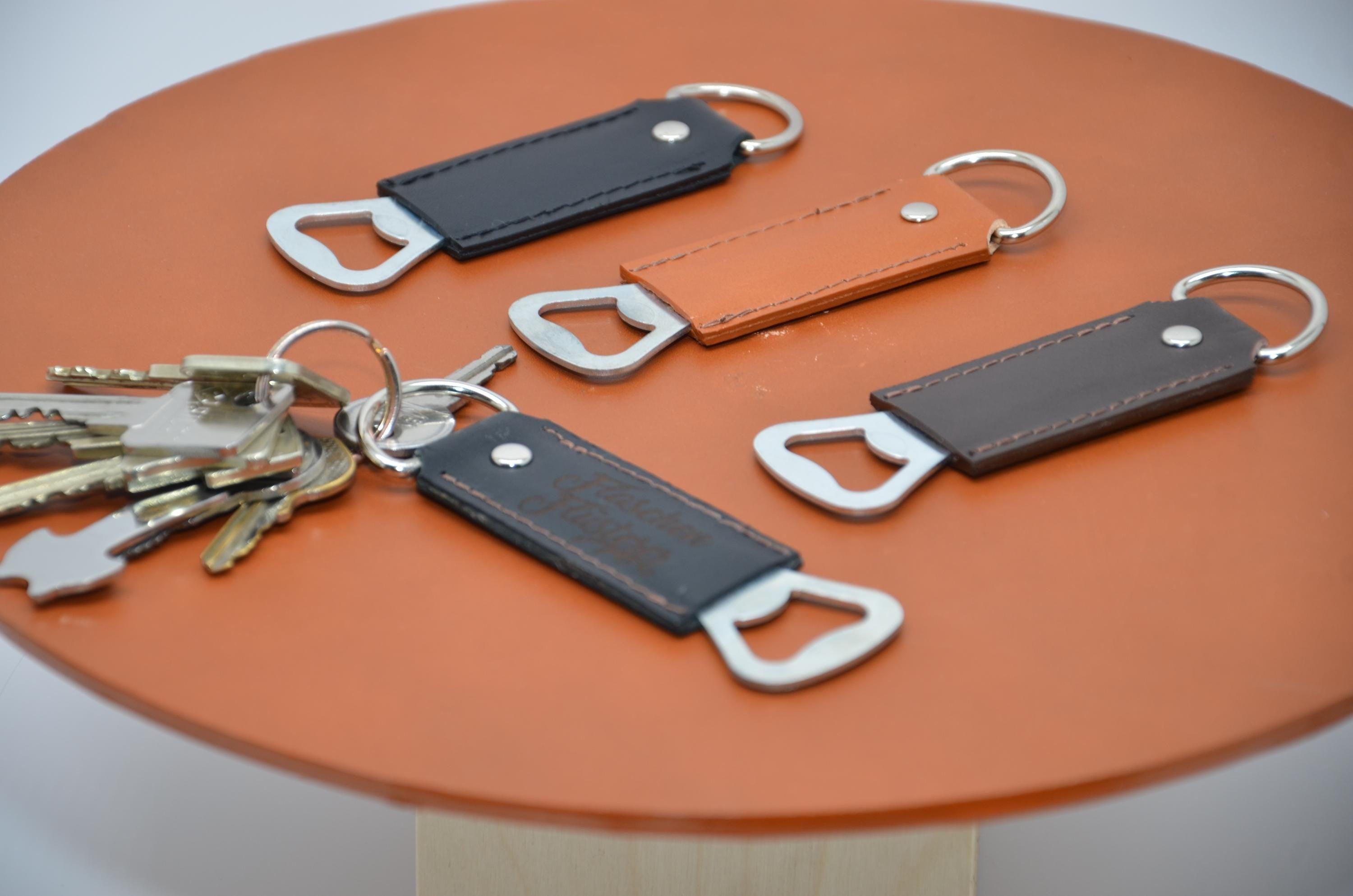 Handgefertigter Leder Schlüsselanhänger mit Flaschenöffner und Gravur – Geschenk für Männer, Rustikales Design - KATAAB