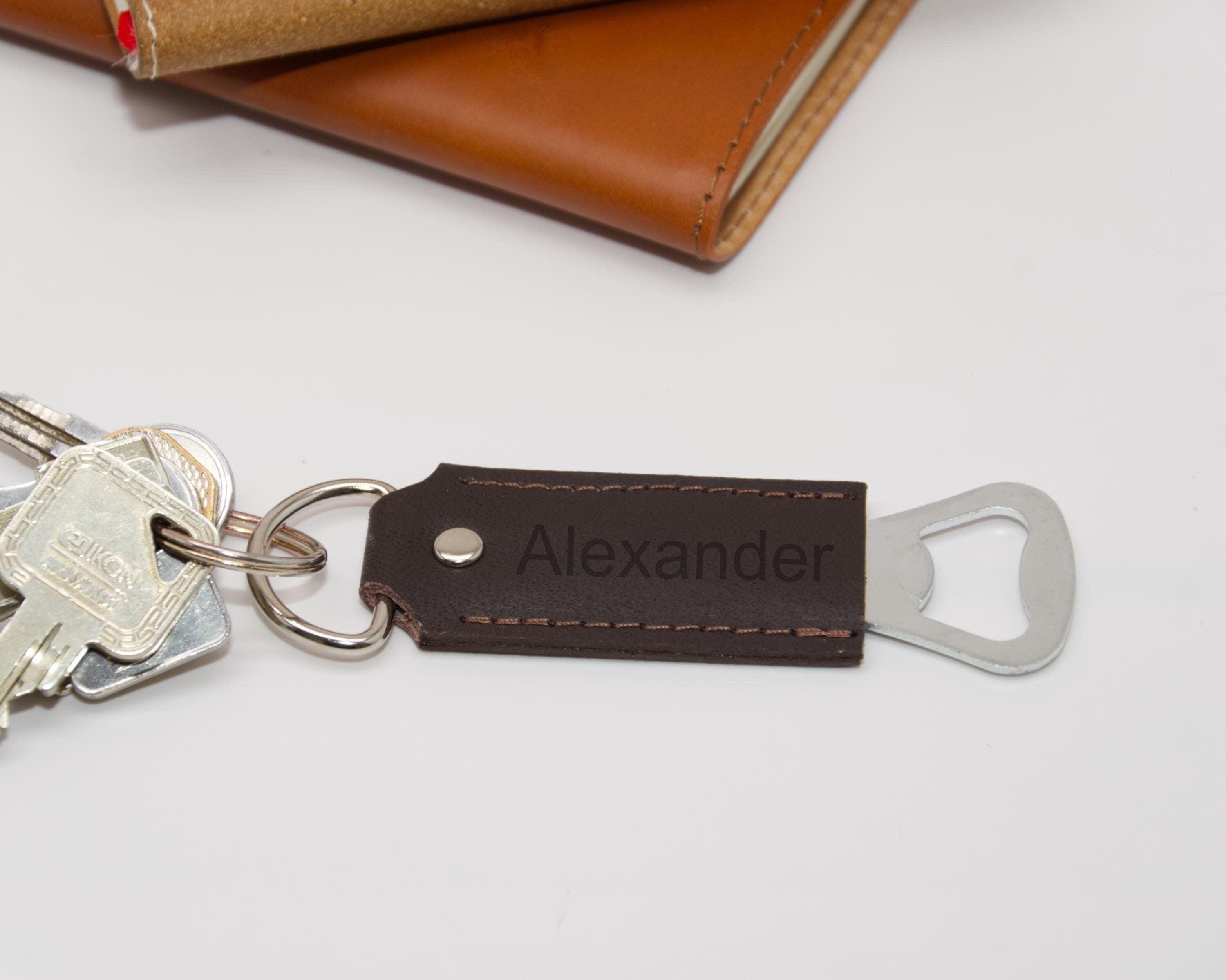 Handgefertigter Leder Schlüsselanhänger mit Flaschenöffner und Gravur – Geschenk für Männer, Rustikales Design - KATAAB
