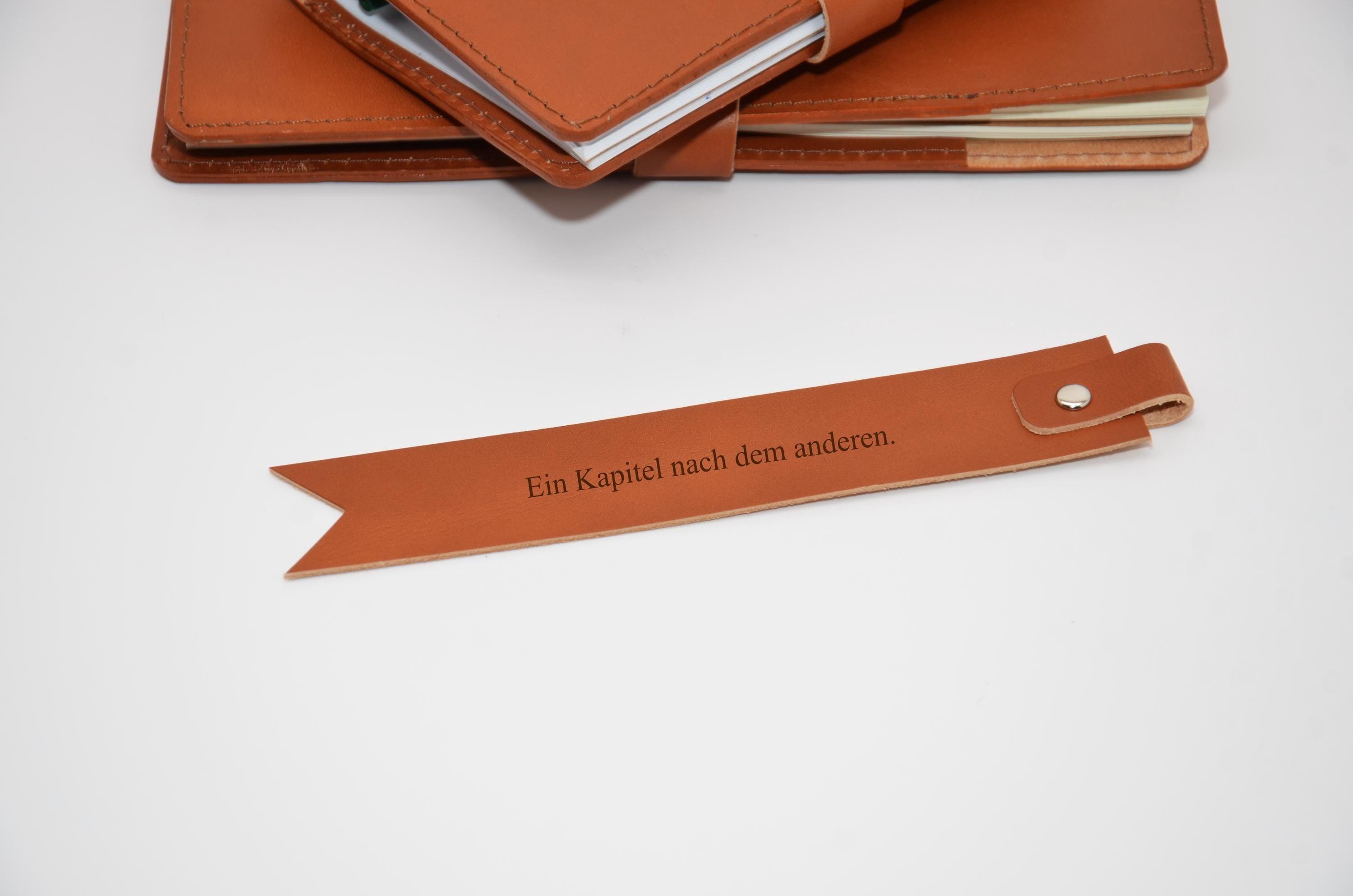 Personalisierter Leder Lesezeichen. Handgefertigtes Buchzeichen mit Gravur. Initialen, Namen oder Lieblingszitate möglich. Größe 18x3cm. - KATAAB