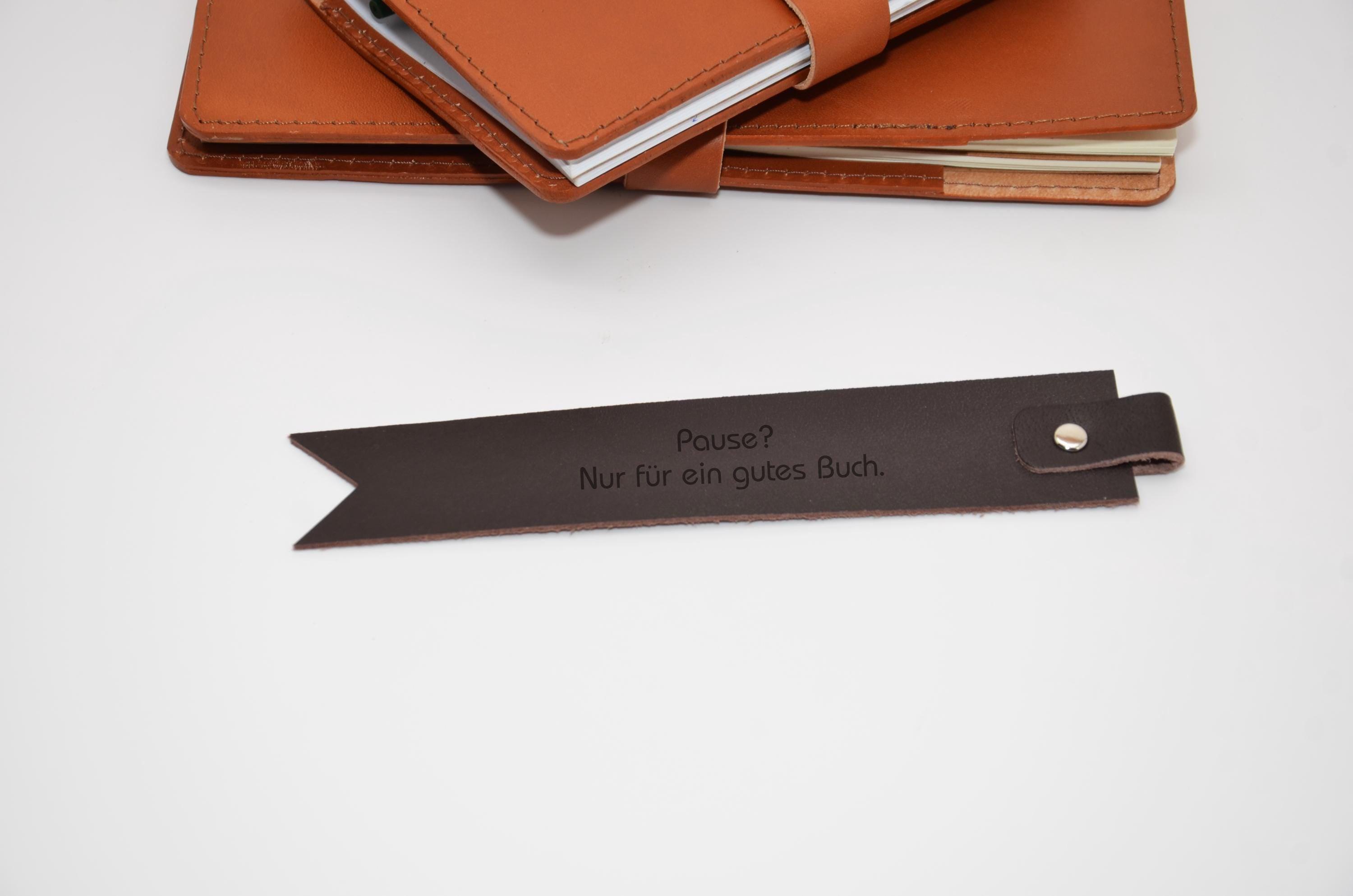Personalisierter Leder Lesezeichen. Handgefertigtes Buchzeichen mit Gravur. Initialen, Namen oder Lieblingszitate möglich. Größe 18x3cm. - KATAAB