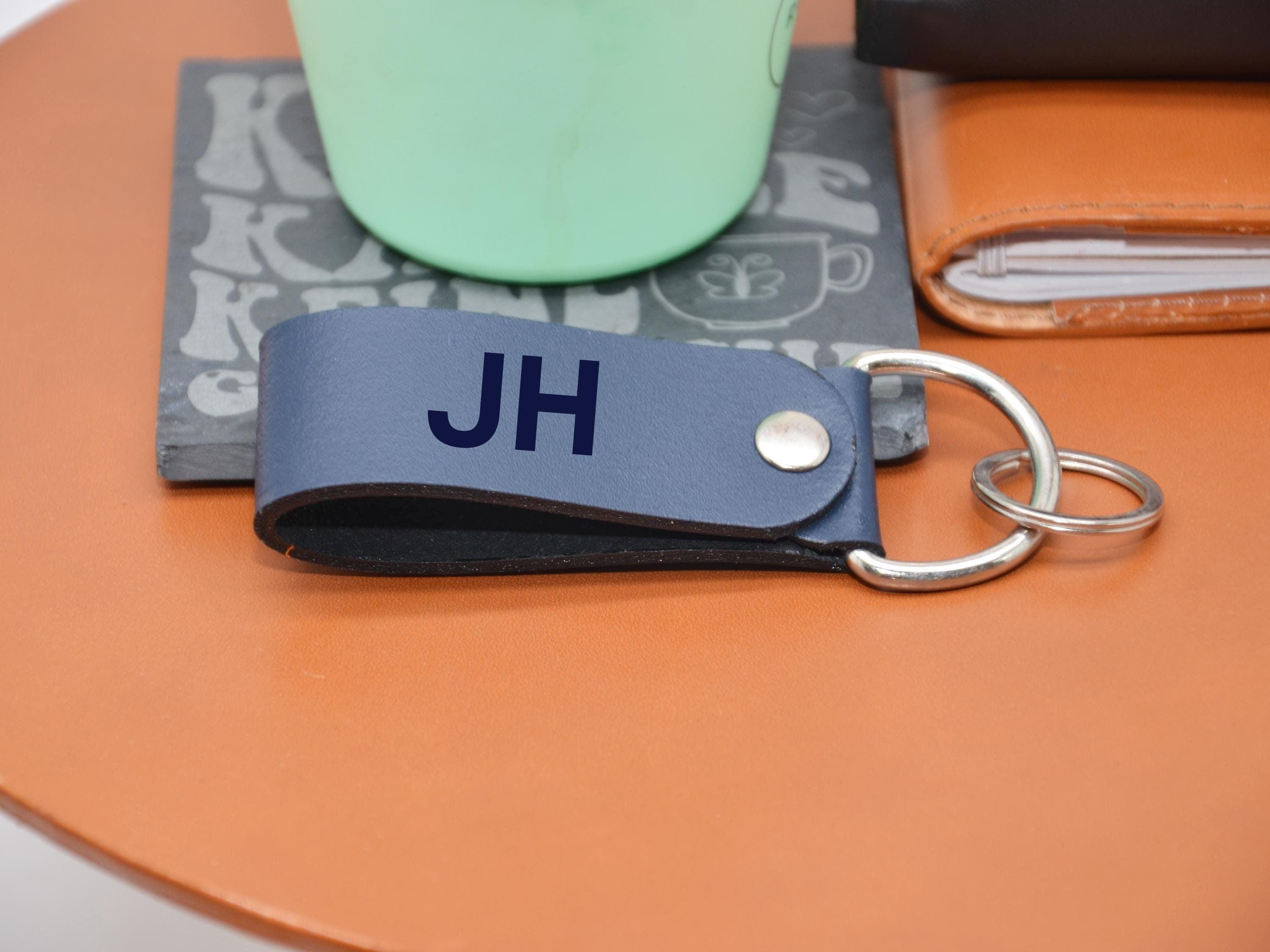 Monogramm-Schlüsselanhänger. Personalisierter Schlüsselanhänger mit Gravur. Geschenk zum Vatertag, Geschenk für ihn. Geburtstagsgeschenk. - KATAAB